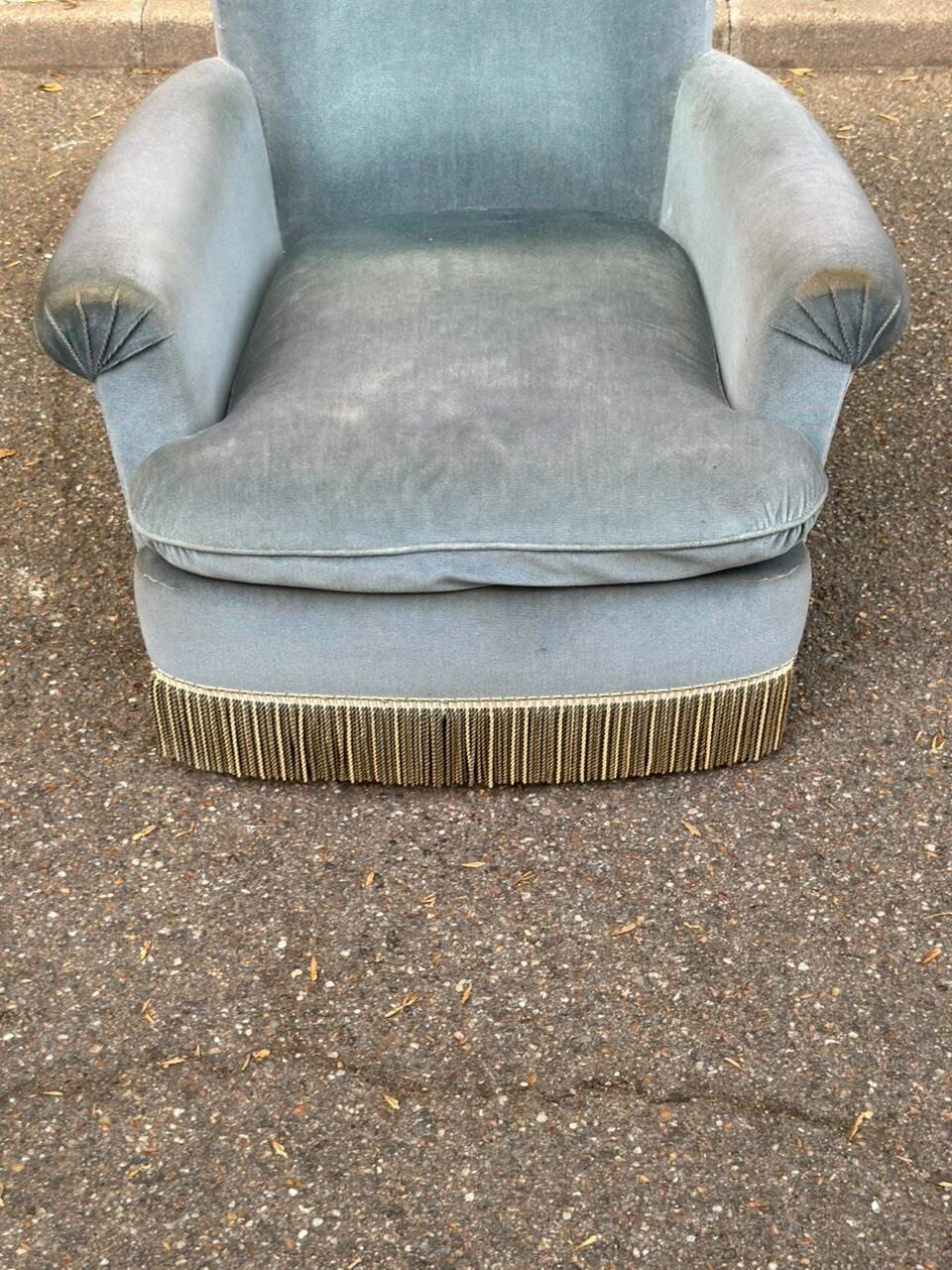 Vintage BUROV crapaud armchair in blue velvet with fringes – 1960s/70s