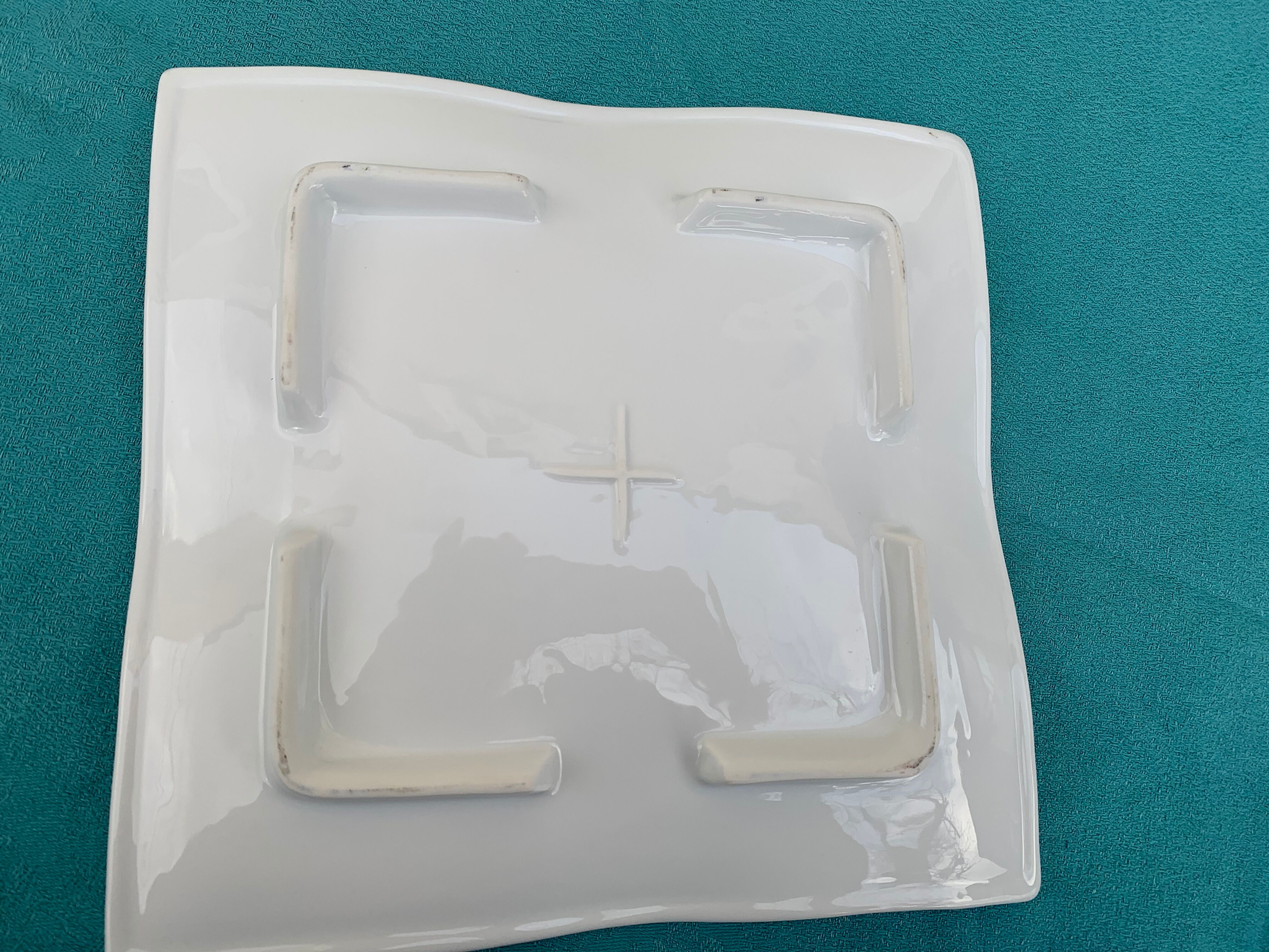 6 white glazed ceramic plates vague design and contemporary patterns