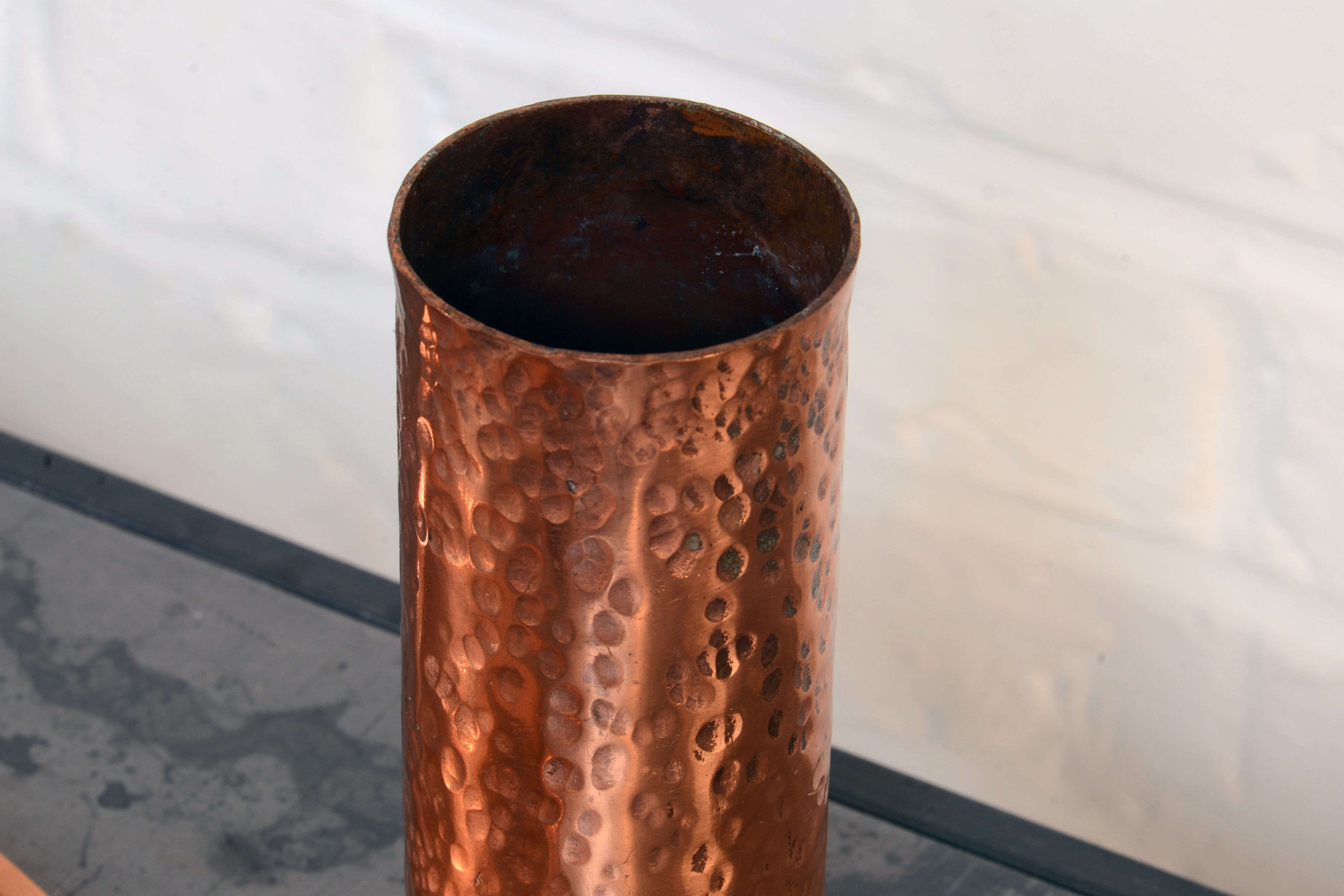 Vase and tray in hammered copper, Suede circa 1960