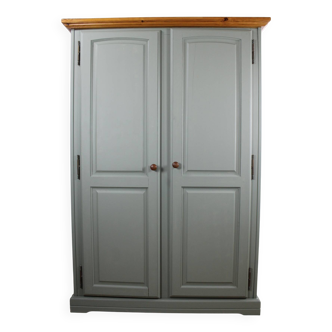 Armoire vintage gautier relookée style années 60 – vert sauge