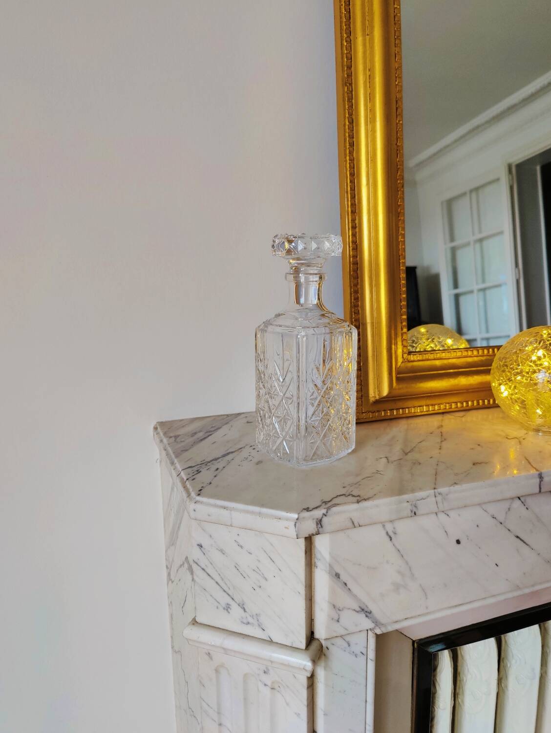 Carafe in chiseled glass