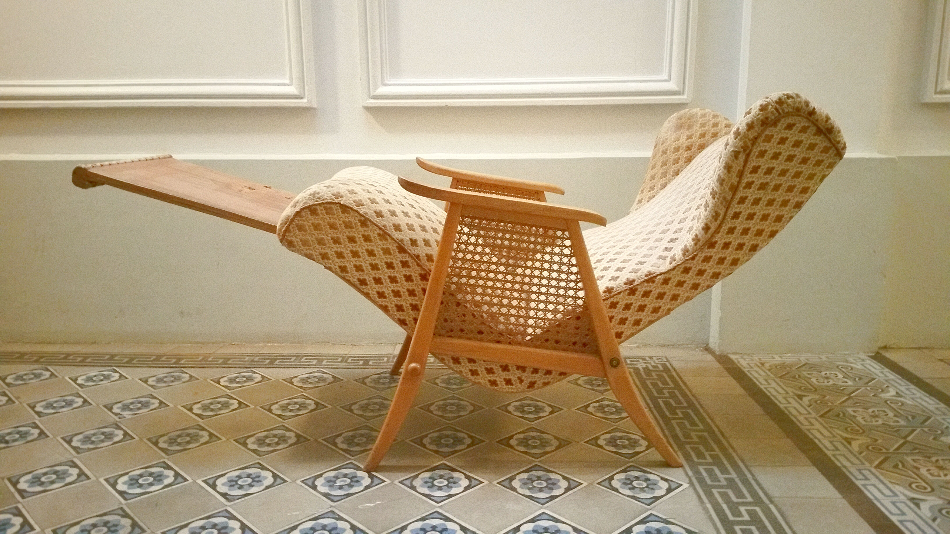 Chair wing chair has ears and has system relaxation 50/60s