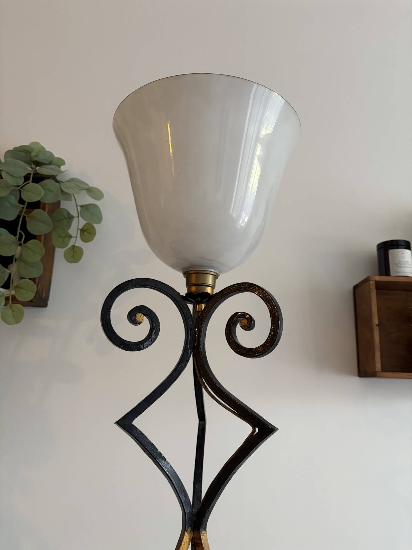 Vintage floor lamp in wrought iron and opaline.