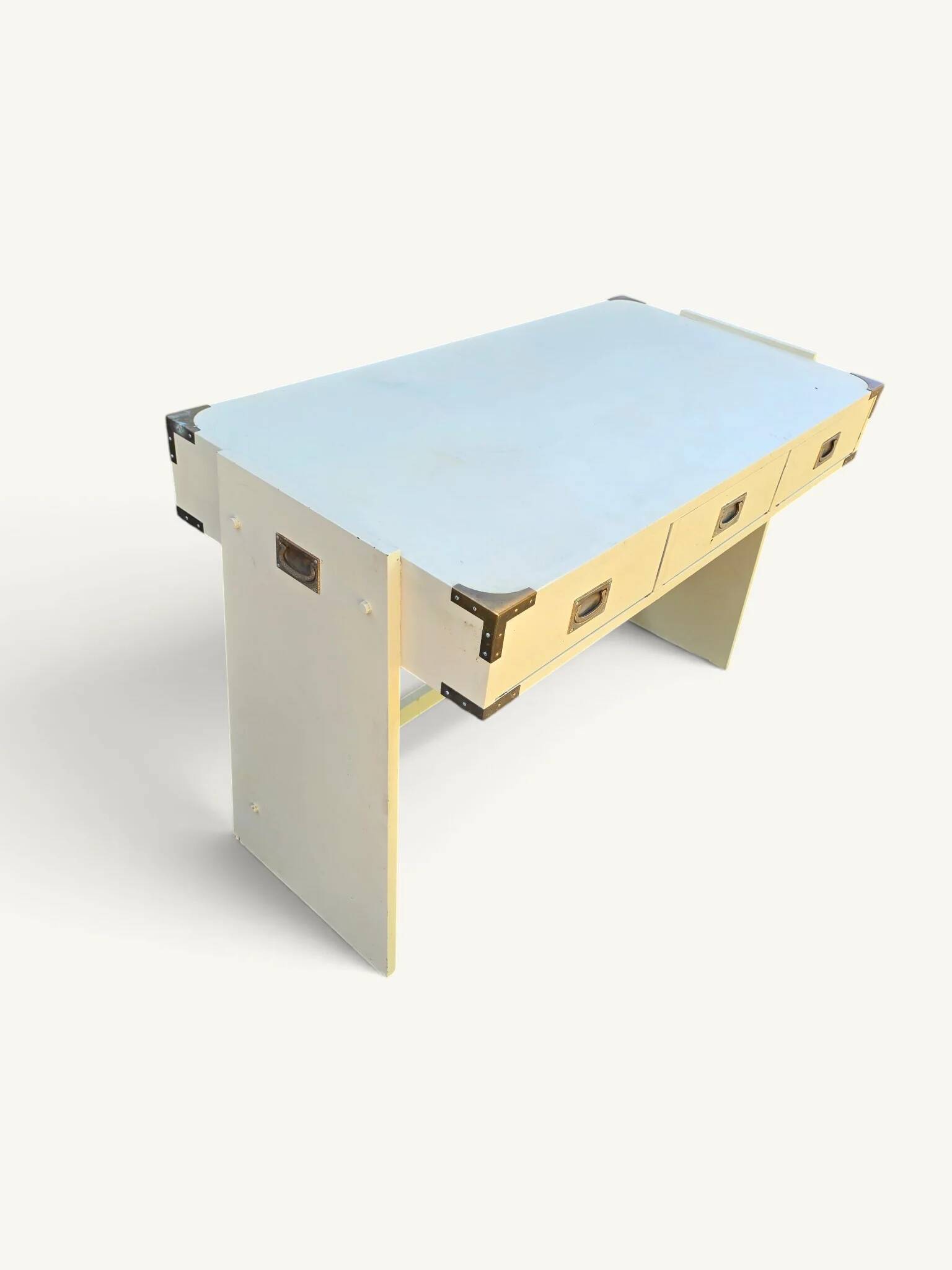 Bureau vintage campagne bois crème et laiton