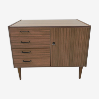 Commode vintage sur pieds effilés