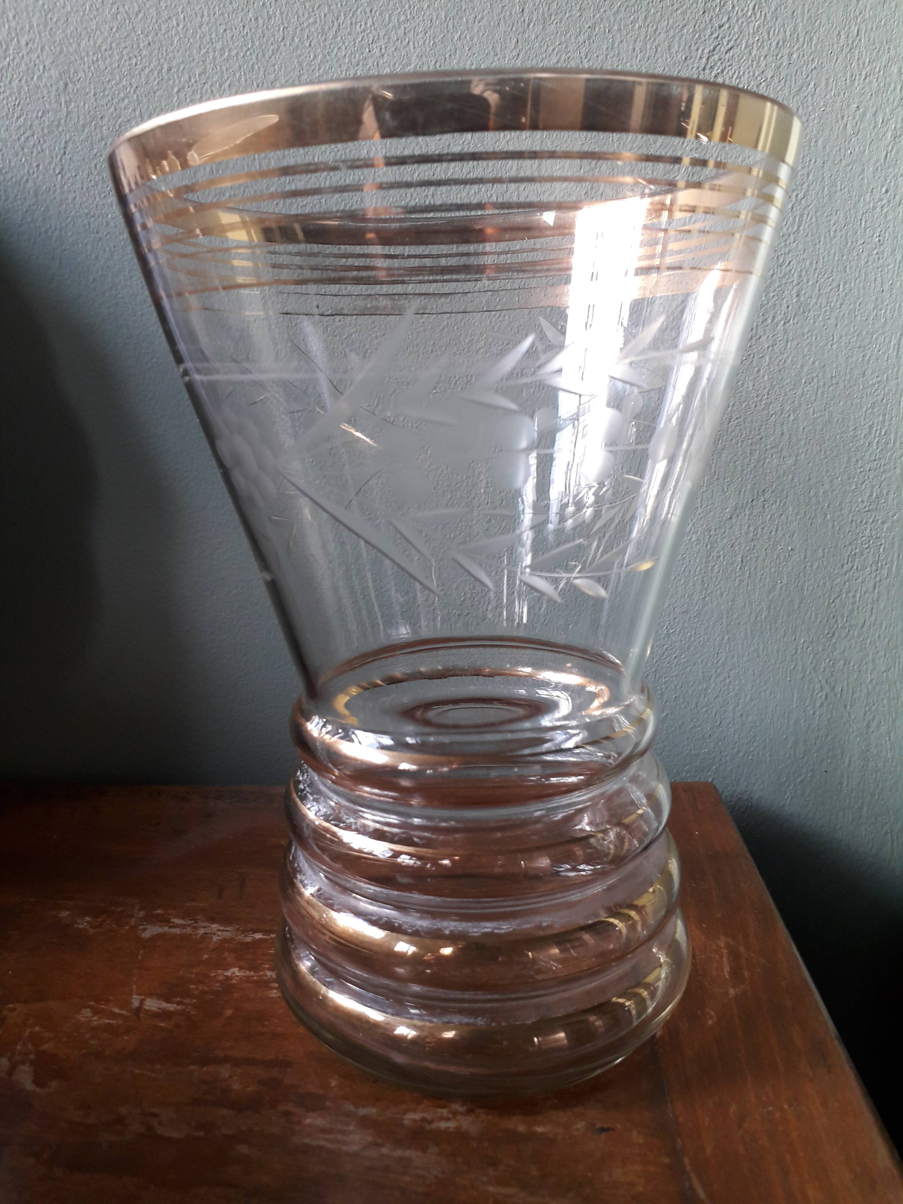 Vase vintage des années 70 en verre ciselé