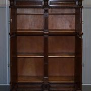 Armoire hollandaise sculptée à la main années 1940