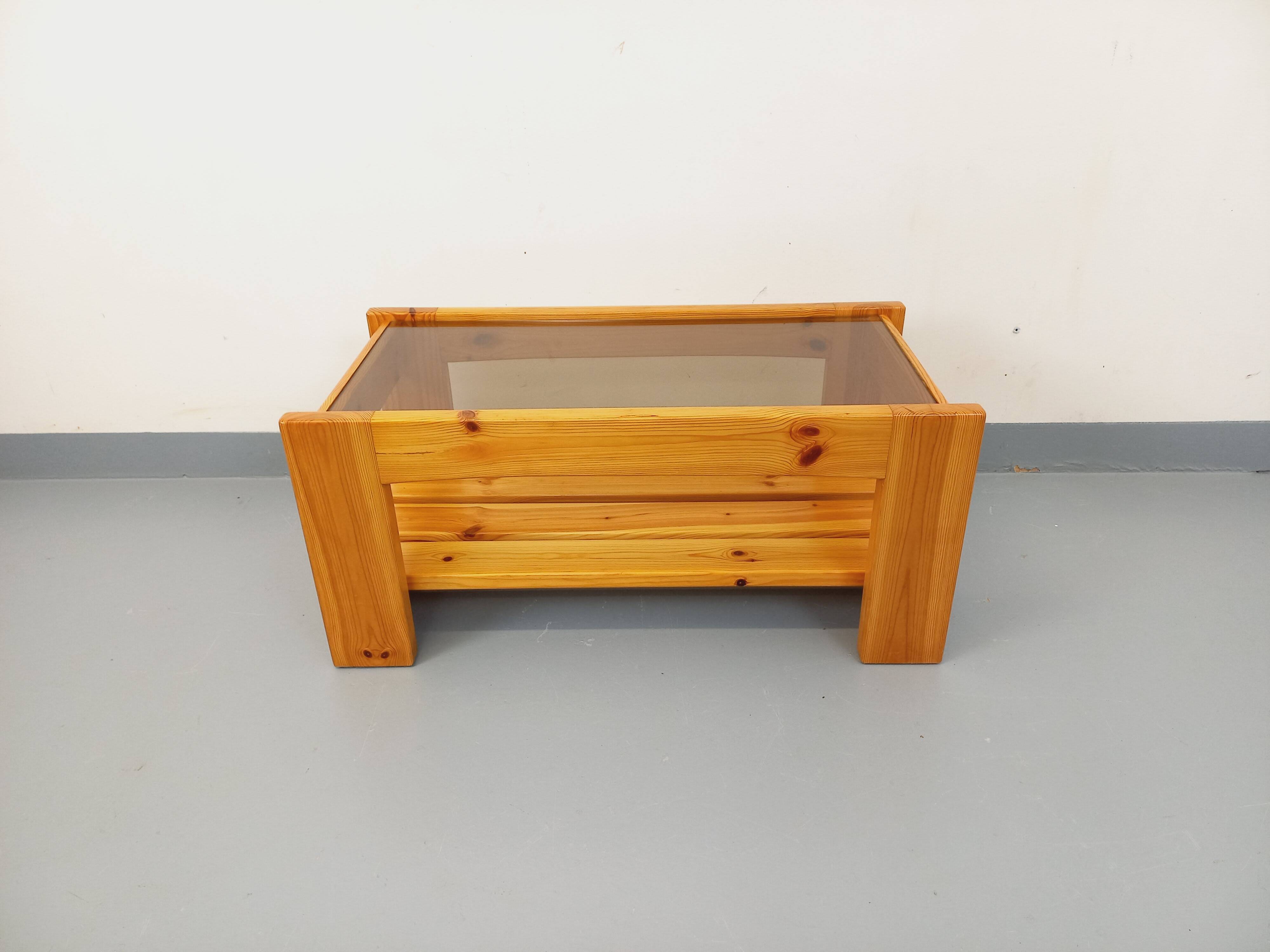 Table basse vintage en pin et verre fumé des années 70 80
