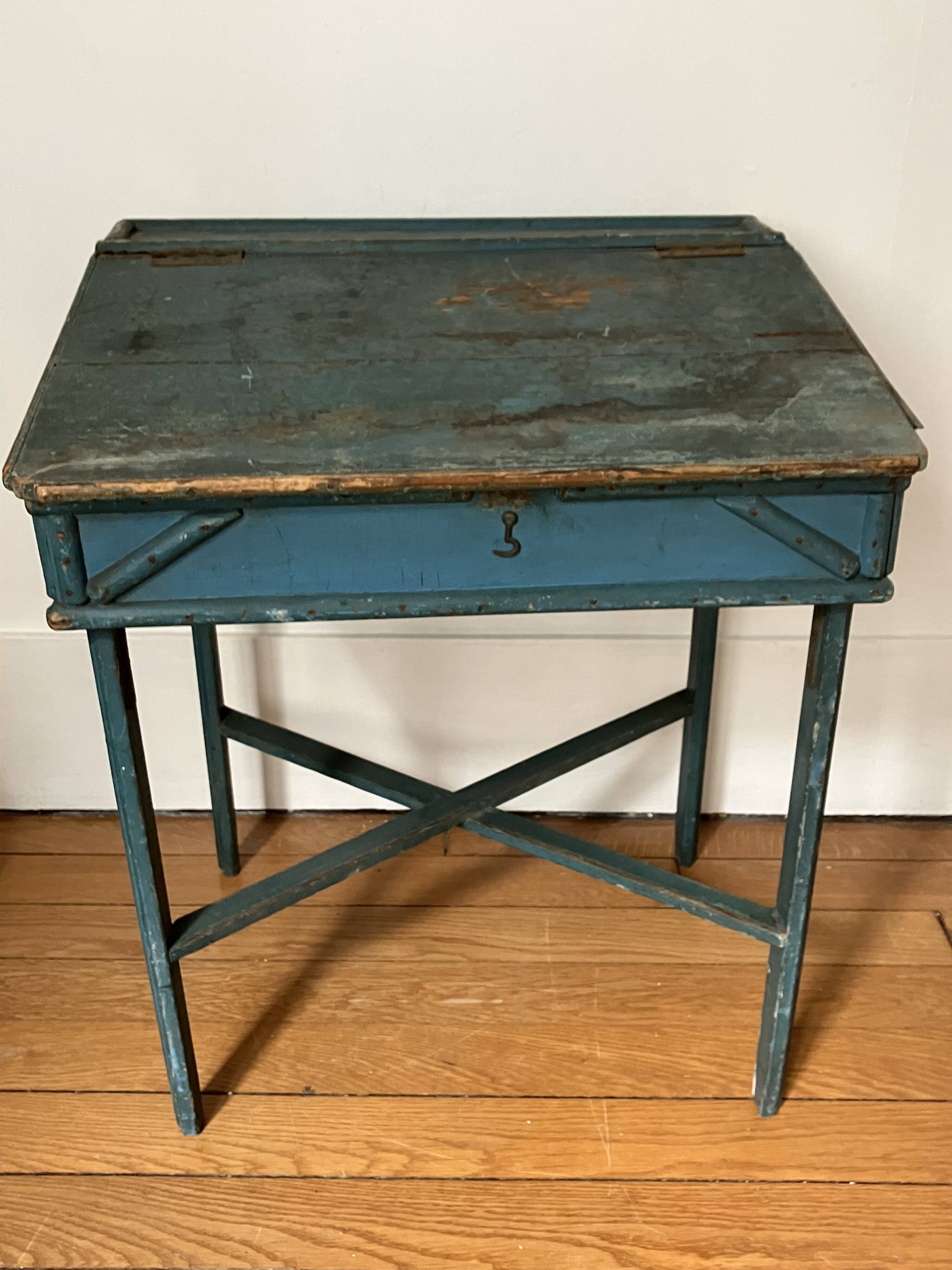 Ancien pupitre d'enfant, bureau