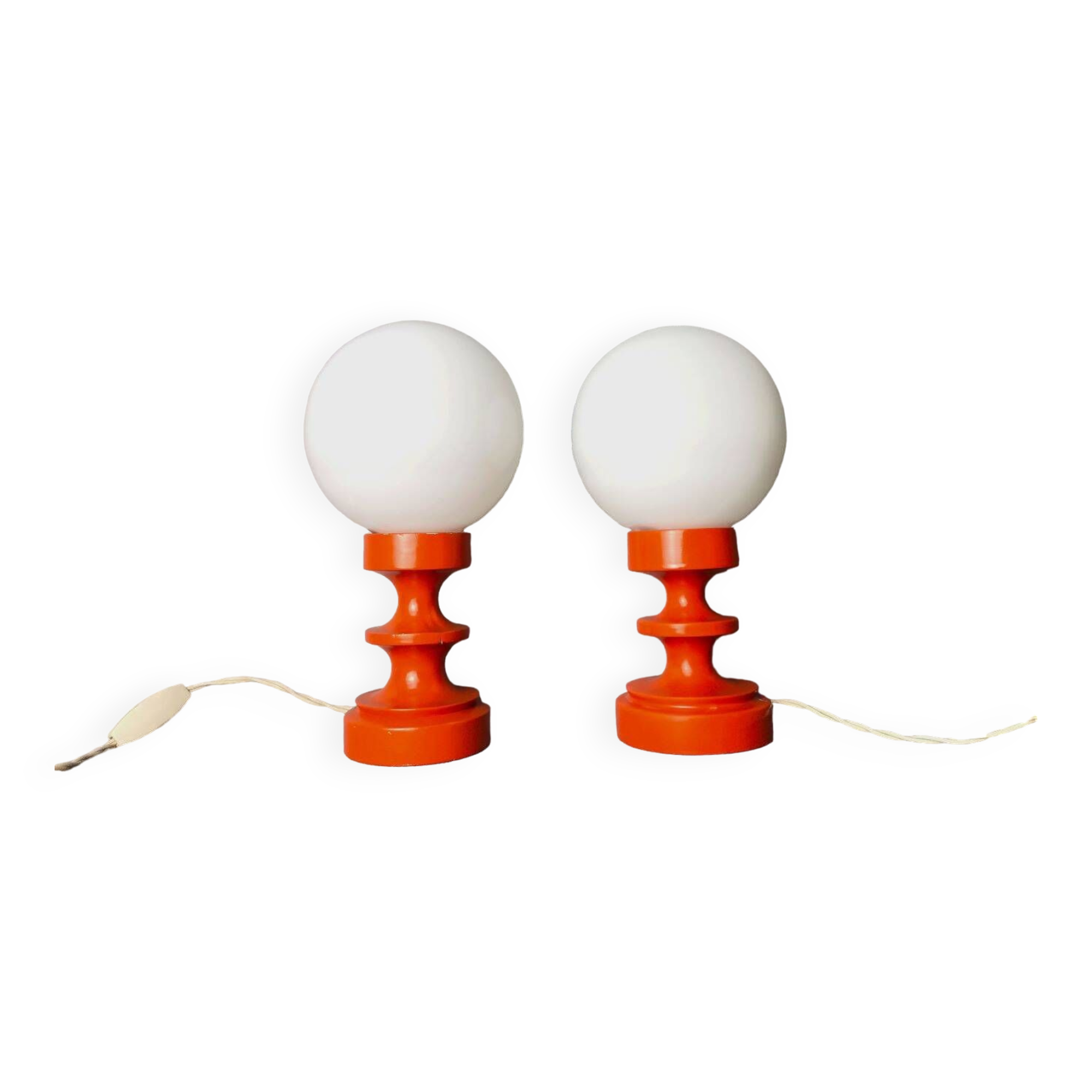 Paire de lampes de table en verre opalin en bois peint orange