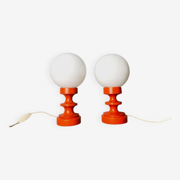 Paire de lampes de table en verre opalin en bois peint orange