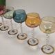 Lot de 6 verres à pied en cristal coloré avec pied torsadé doré.