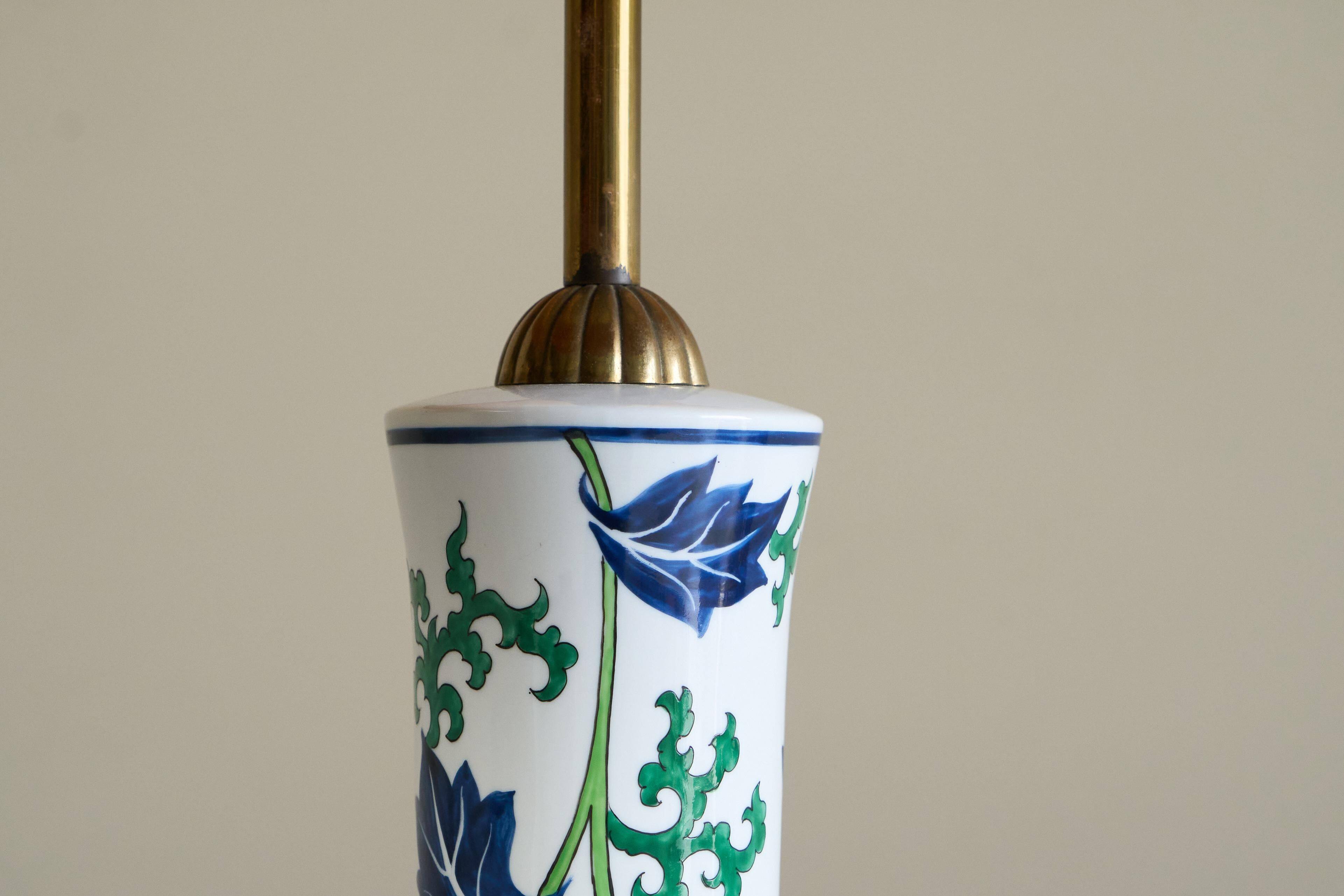 Lampe de table chinoiserie française en porcelaine et laiton, années 1940