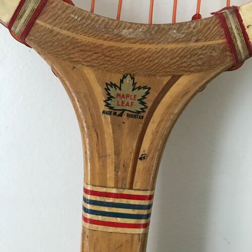 Raquette de tennis vintage en bois brute et rouge Maple Leaf
