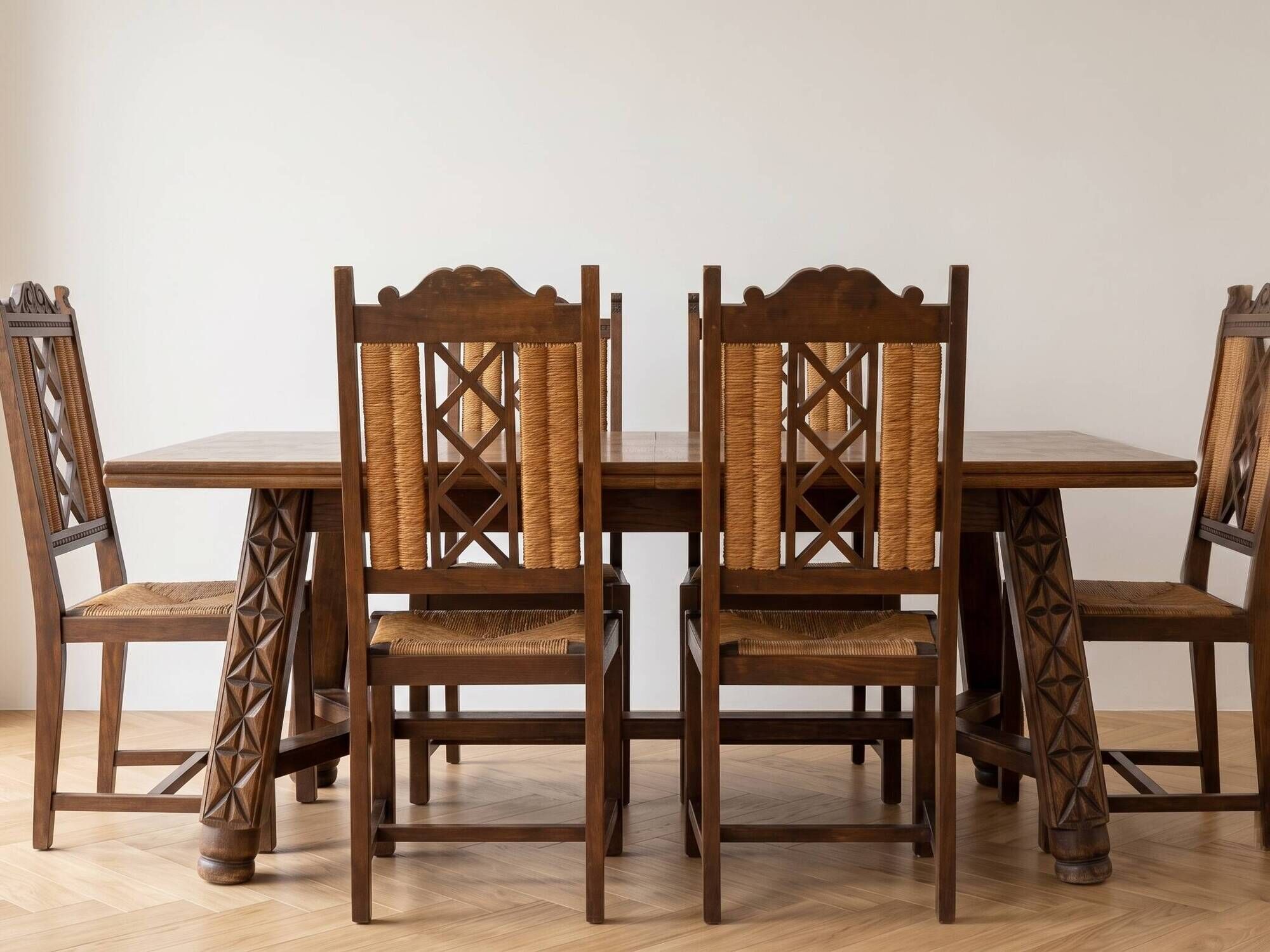Dining table set with 6 chairs in cherry wood.