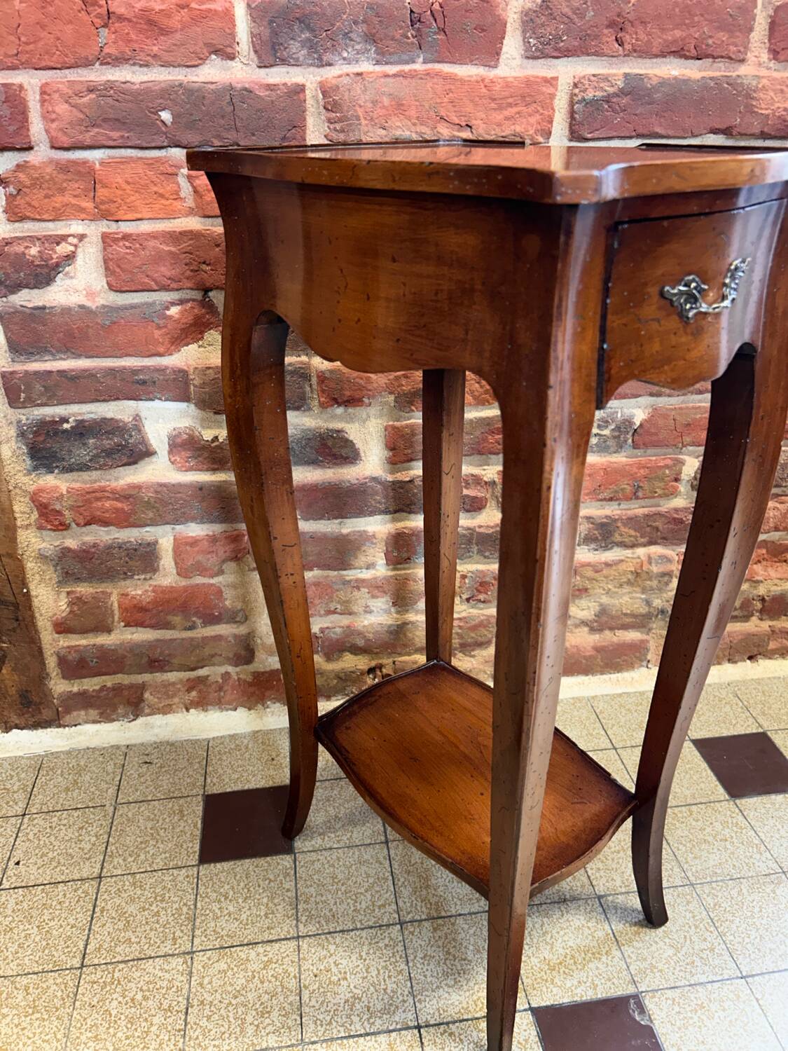 Pretty little vintage pedestal side table