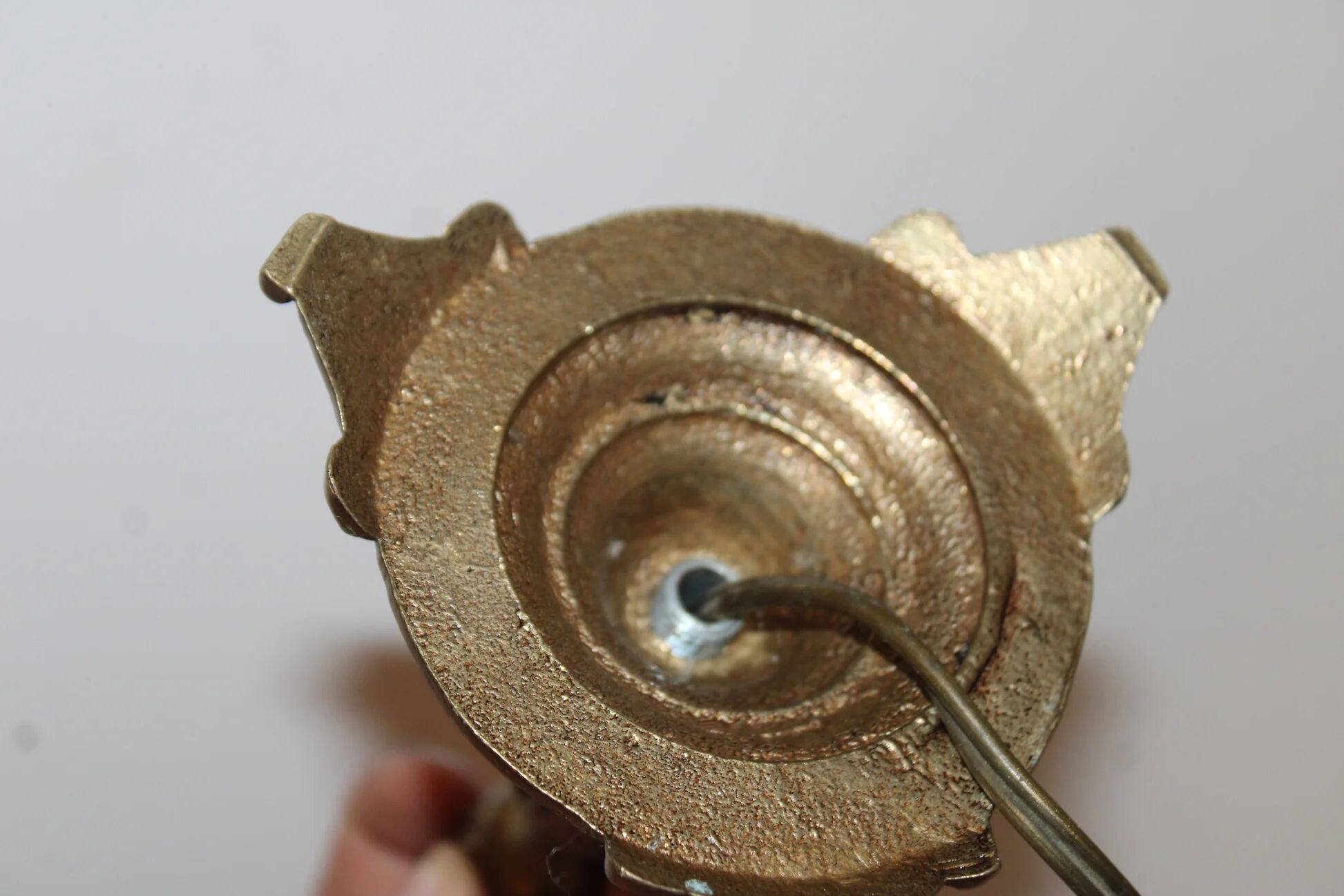 Vintage lamp base in patinated gold metal – foliage decor – 25 cm