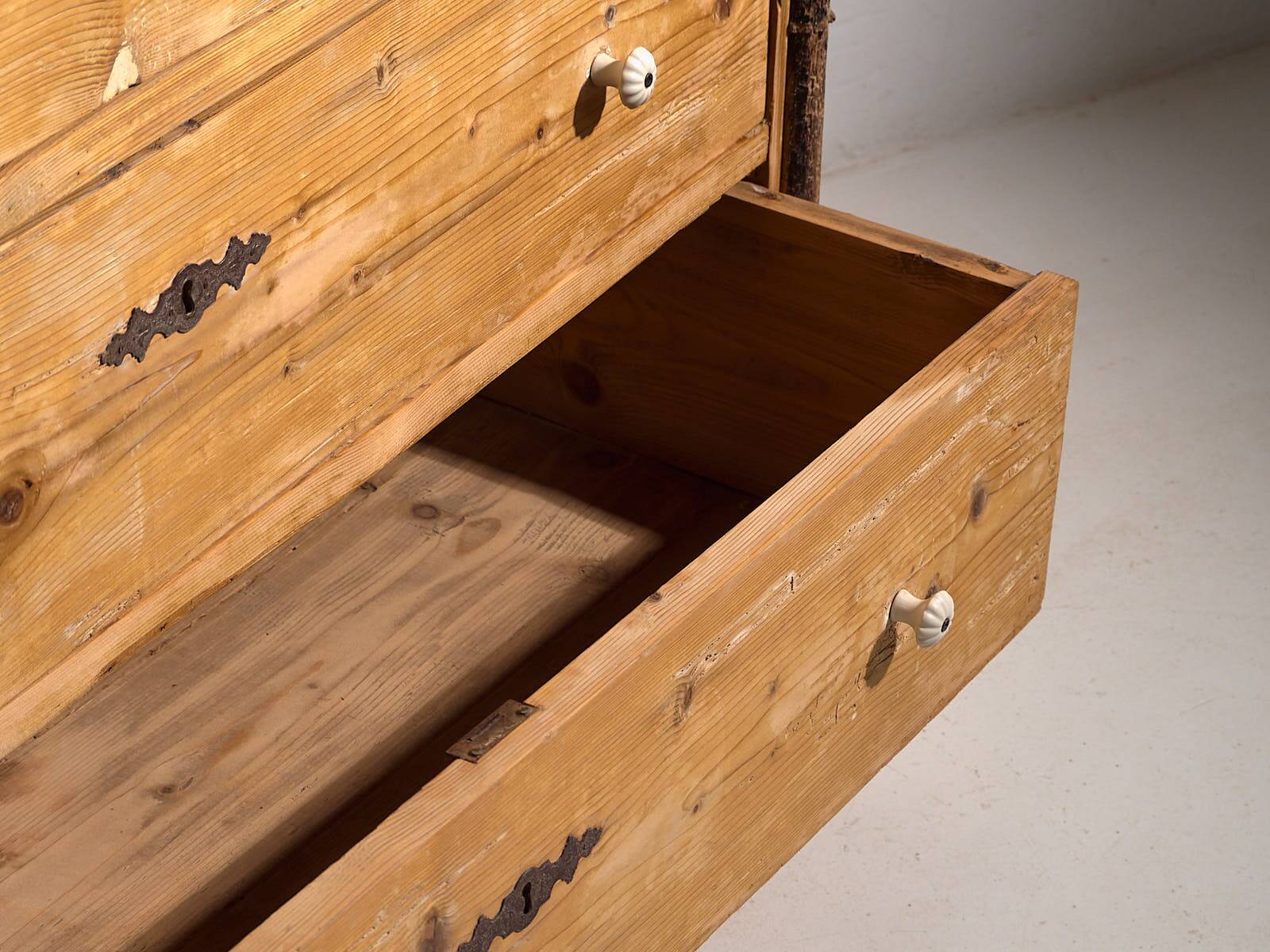 Grande commode ancienne de style provençal (vers 1920)