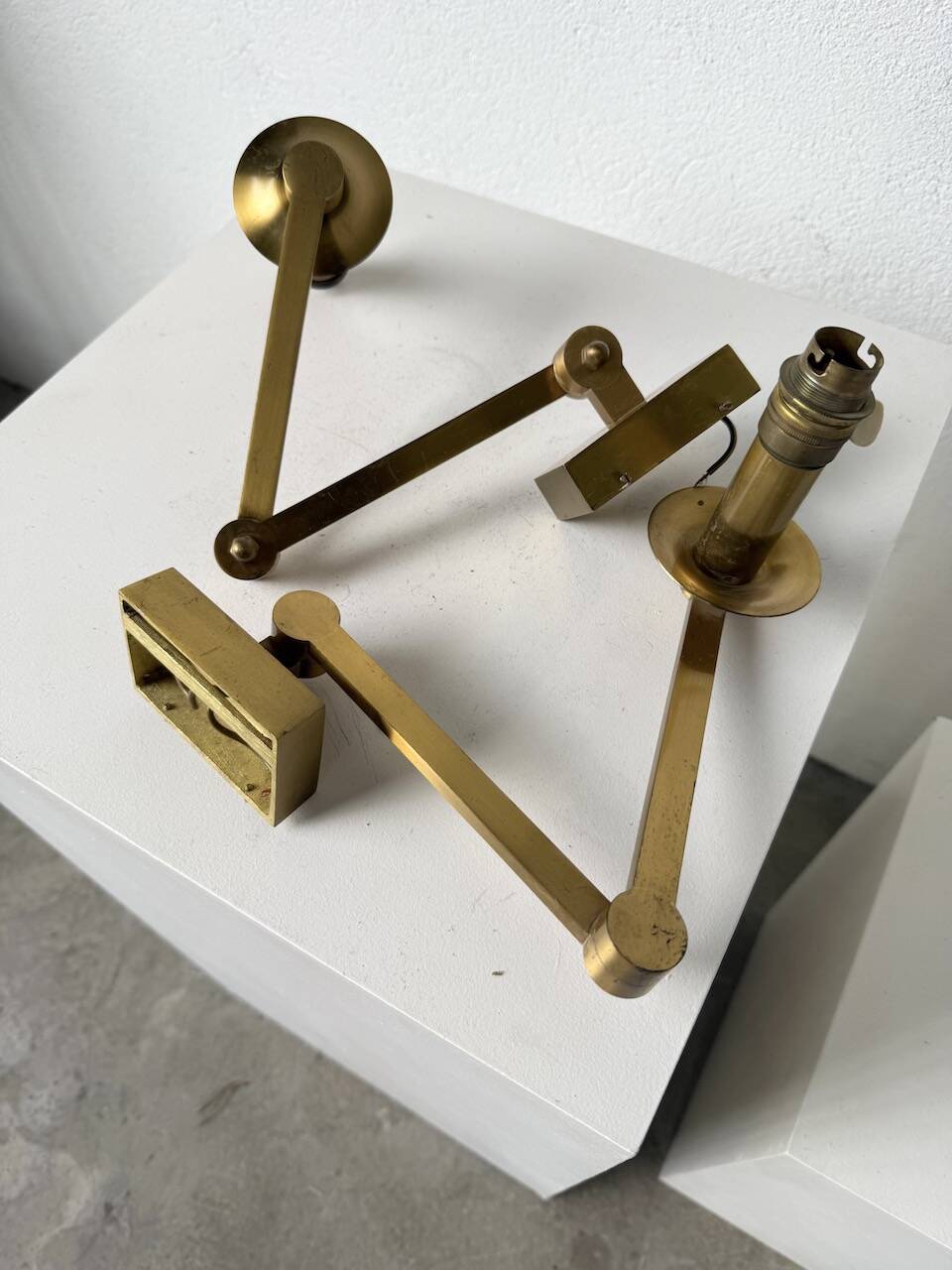 Pair of brass wall lights with articulated arms from the 70s