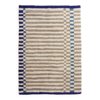 Handmade pure wool rug, size 200 x 300 cm.