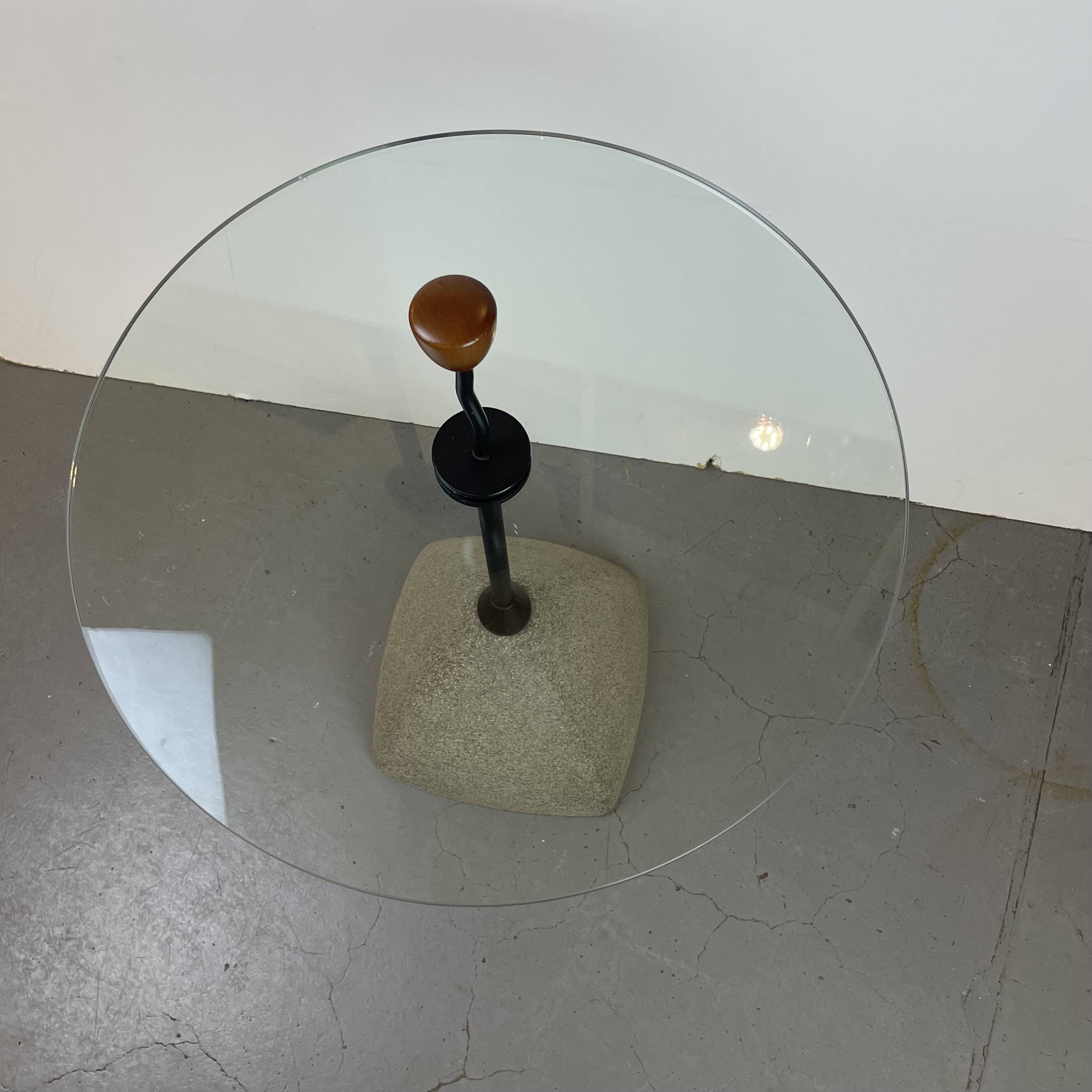 Table d'appoint post-moderne dans le style d'Ettore Sottsass, Italie, années 1980.