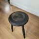 Tabouret tripode en bois noir