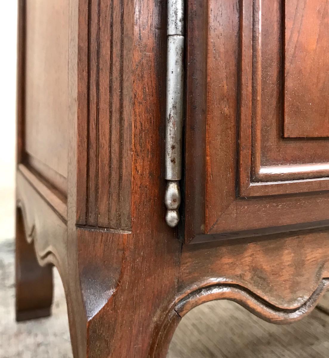 Small-scale model of a French cabinet