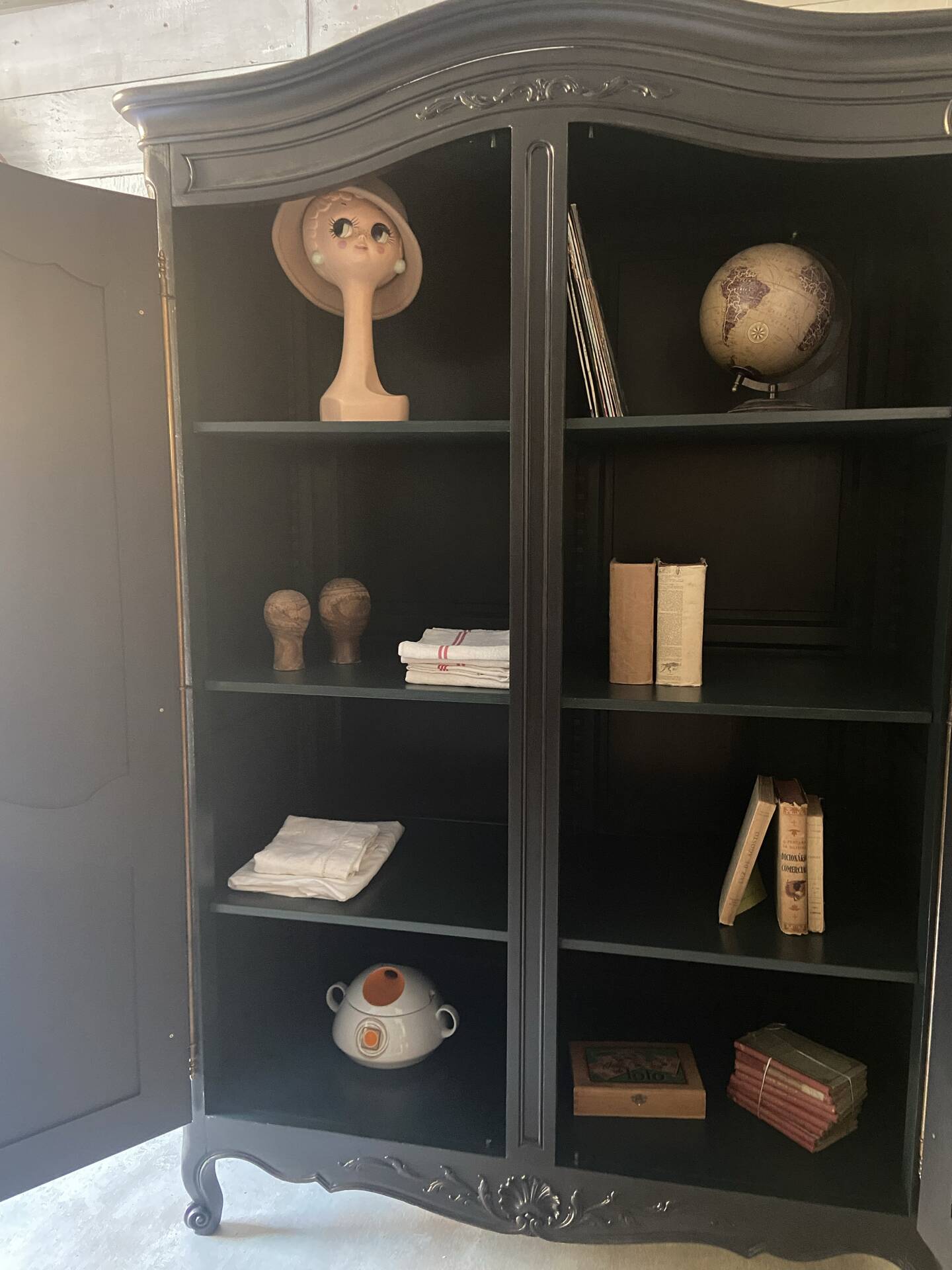 Armoire « chapeau de gendarme »