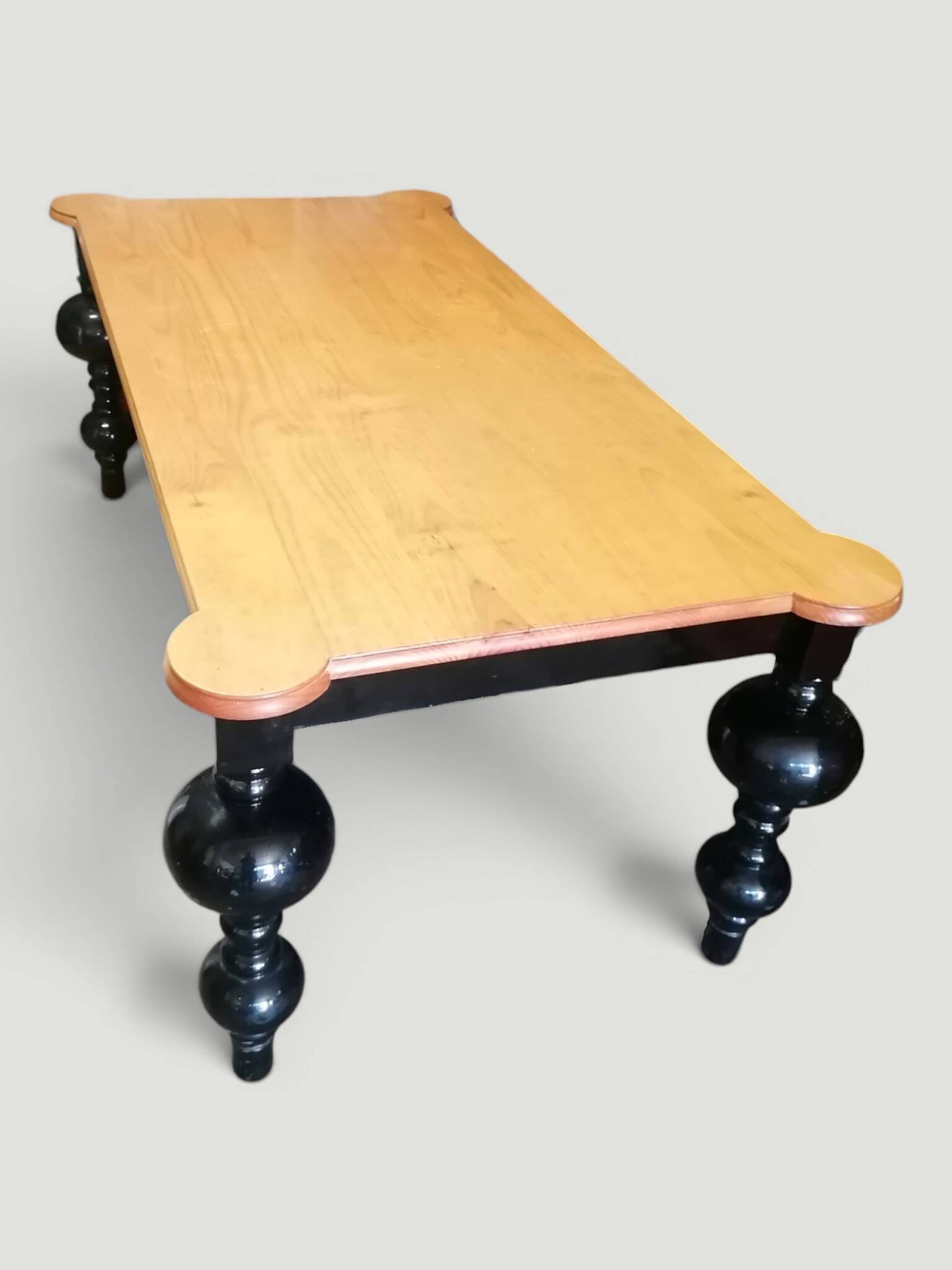 Grande table à manger design en bois clair et bois laqué noir. 2x1m