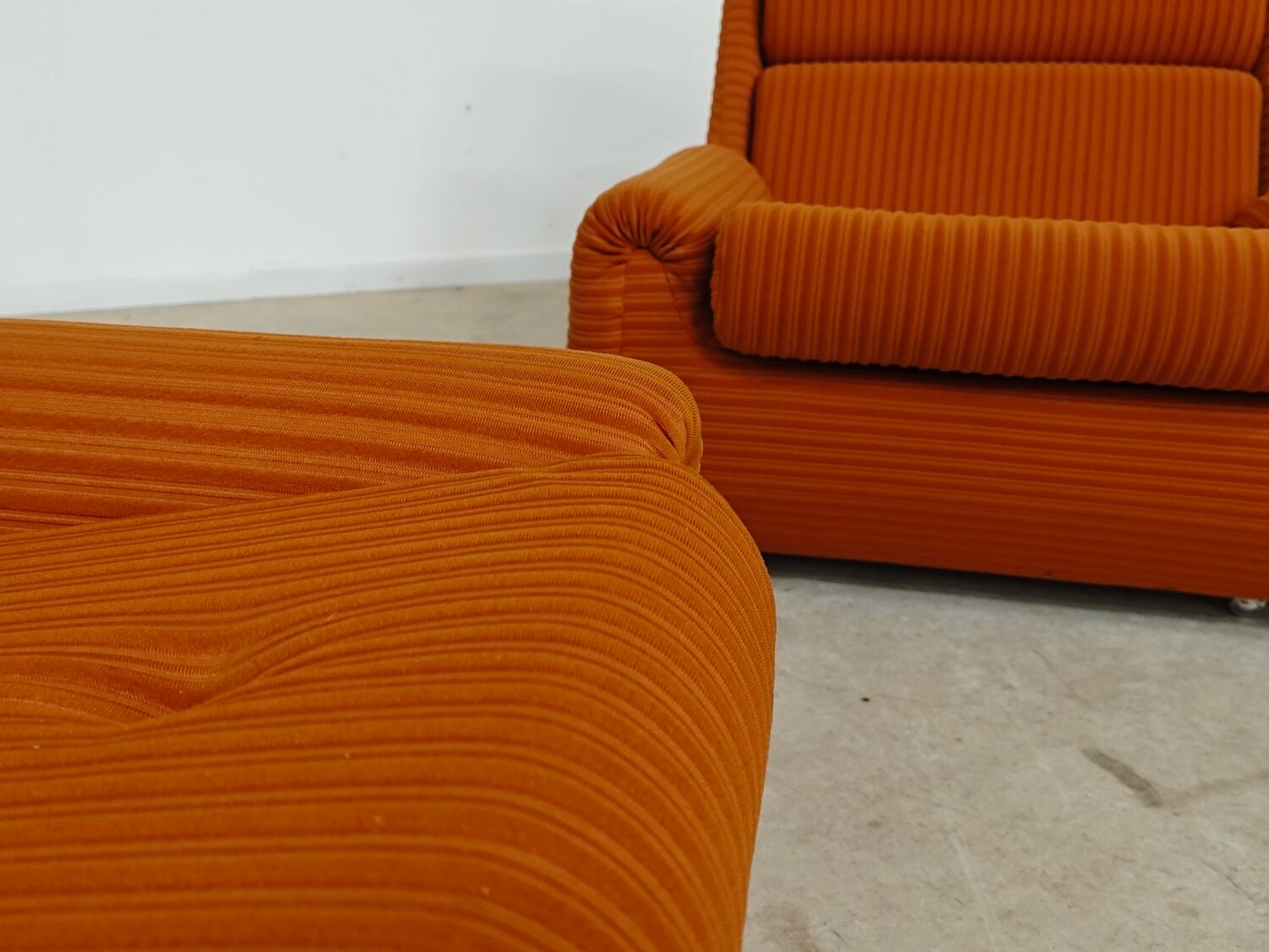 Complete orange salon JITONA in Atlantis Space Age style from the 1970s.