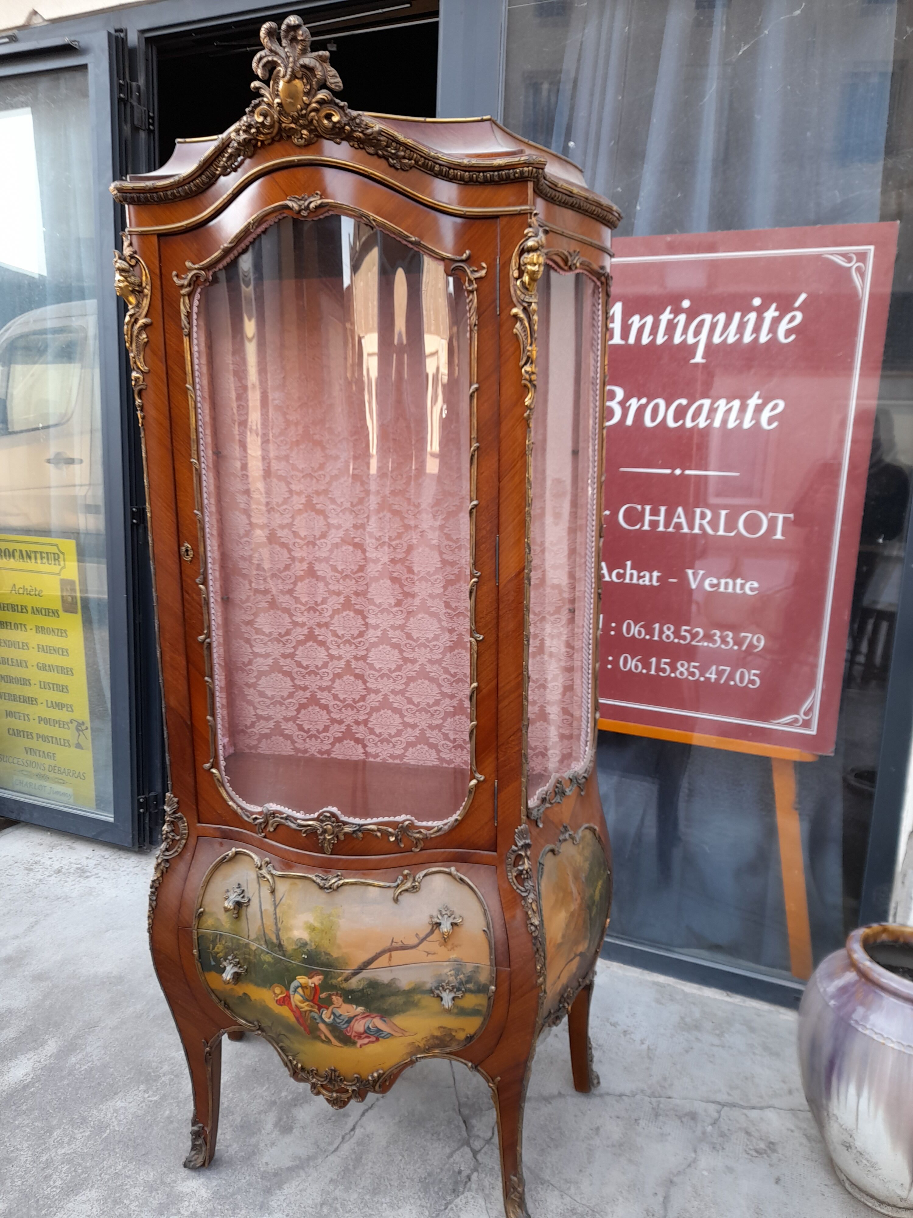 Vitrine Louis XV galbée en marqueterie et vernis Martin