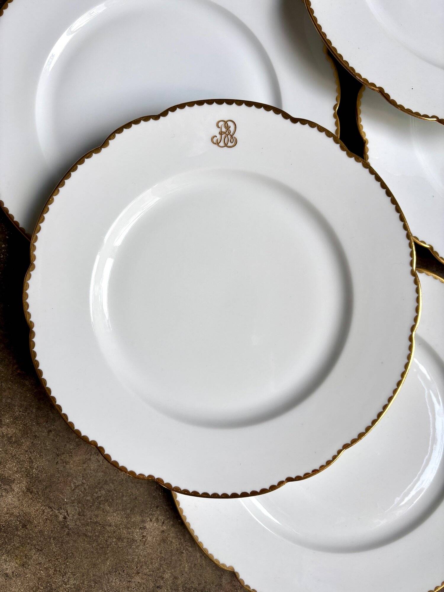 6 scalloped dinner plates in gilded and monogrammed Paris porcelain