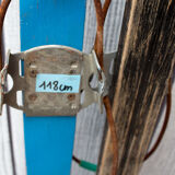 Vieille paire de ski's d'enfant en bois bleu clair 118 cm