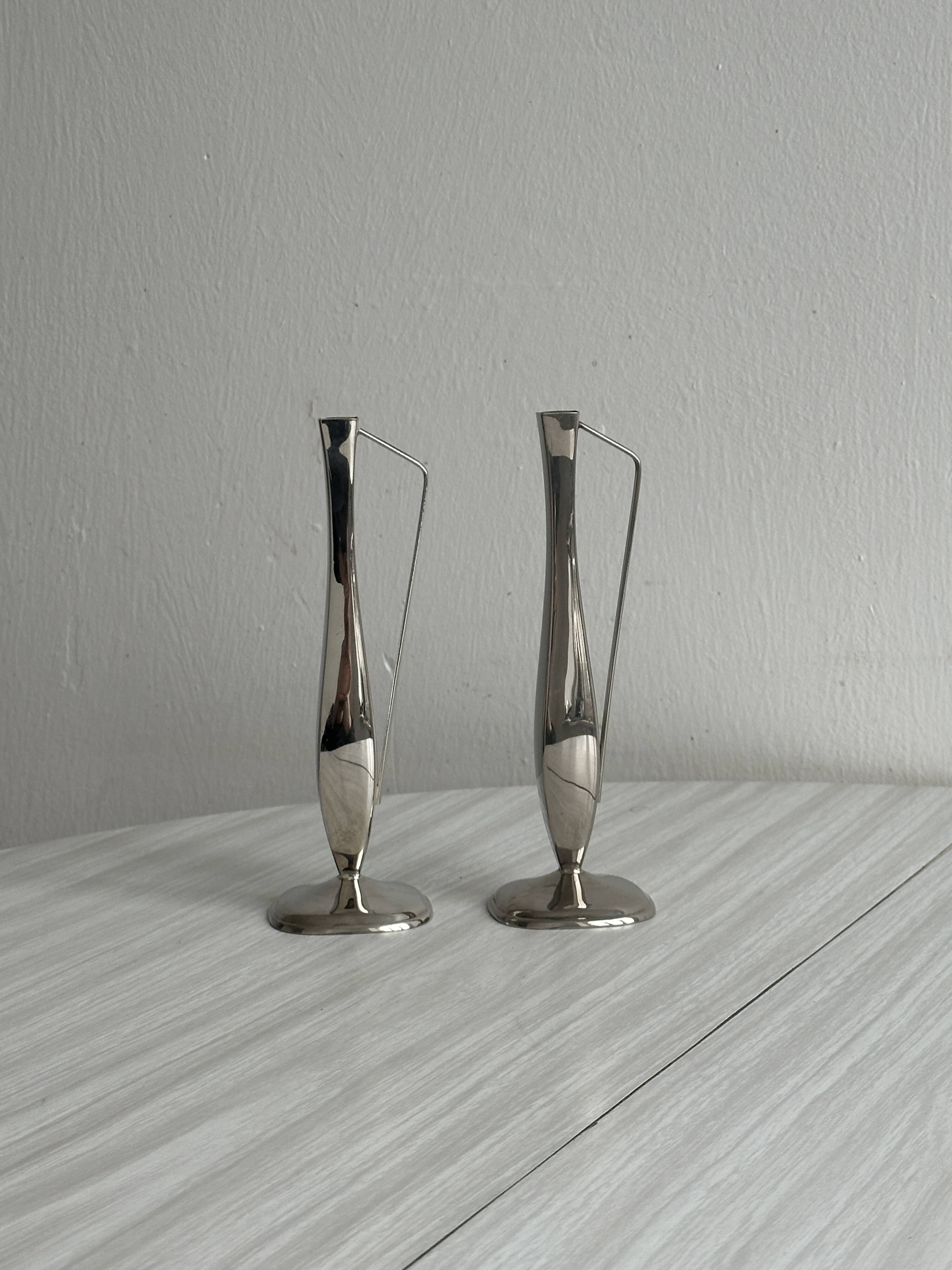 Paire de petits soliflores en métal inox