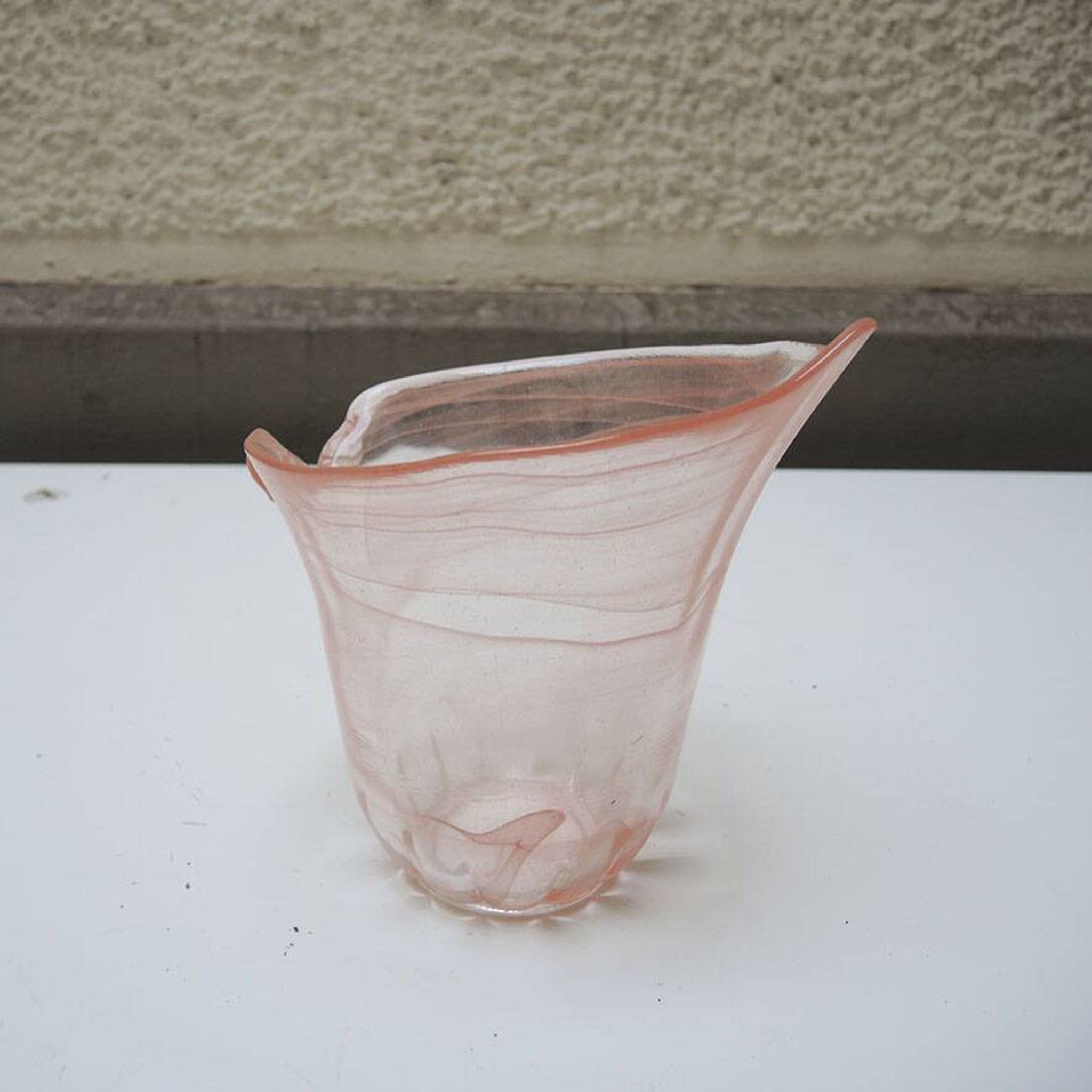 Ancien vase en verre soufflé rose