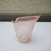 Ancien vase en verre soufflé rose
