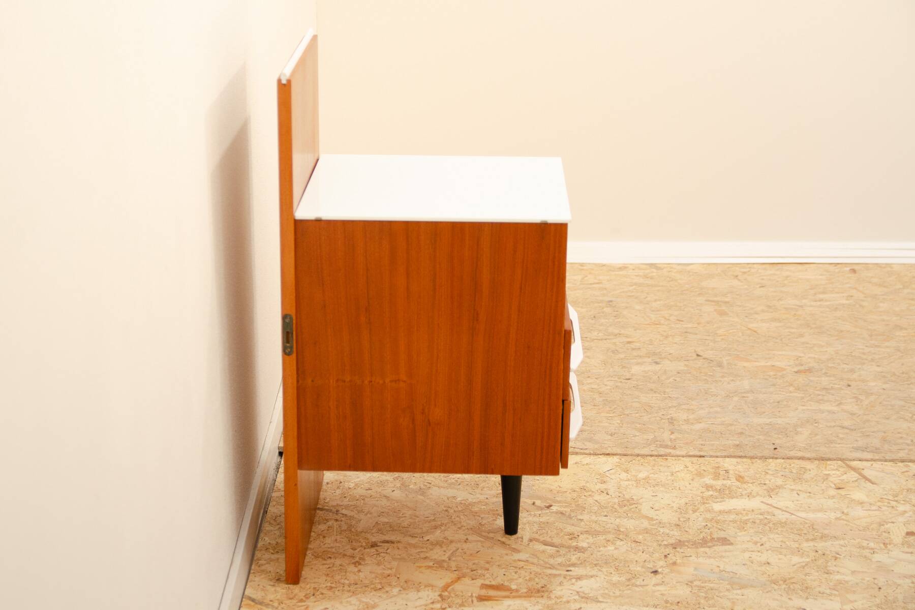 Table de nuit du milieu du siècle entièrement rénovée par Mojmír Požár, années 1960, Tchécoslovaquie