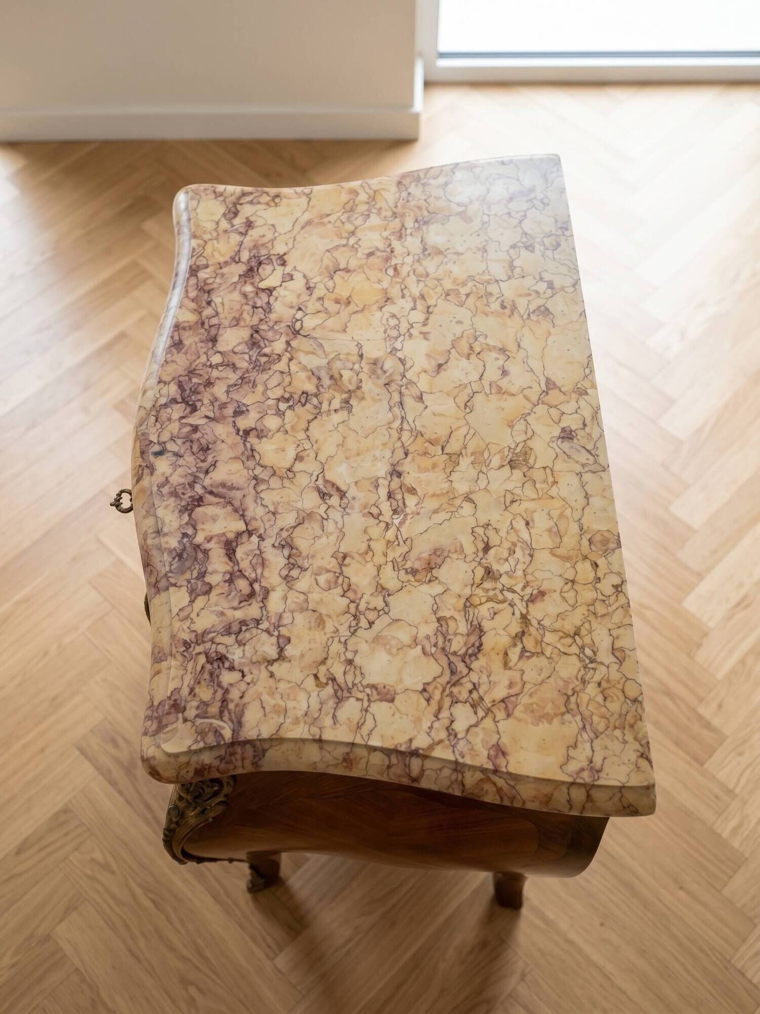 Chiffonnier galbé Louis XV en bois de rose et marbre beige
