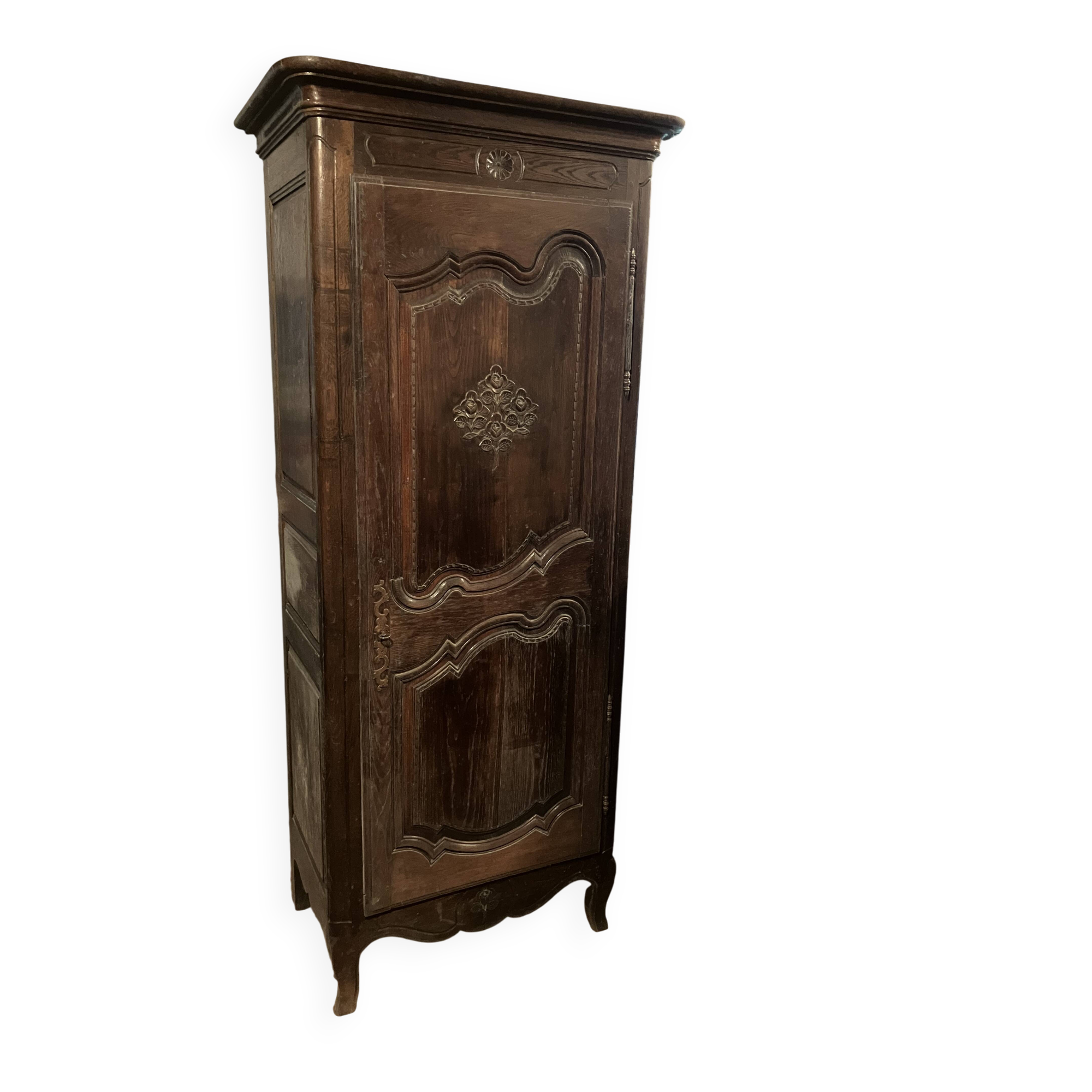 Old sculpted Breton bonnetière