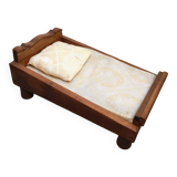Ancien lit en bois pour poupée avec matelas et oreiller