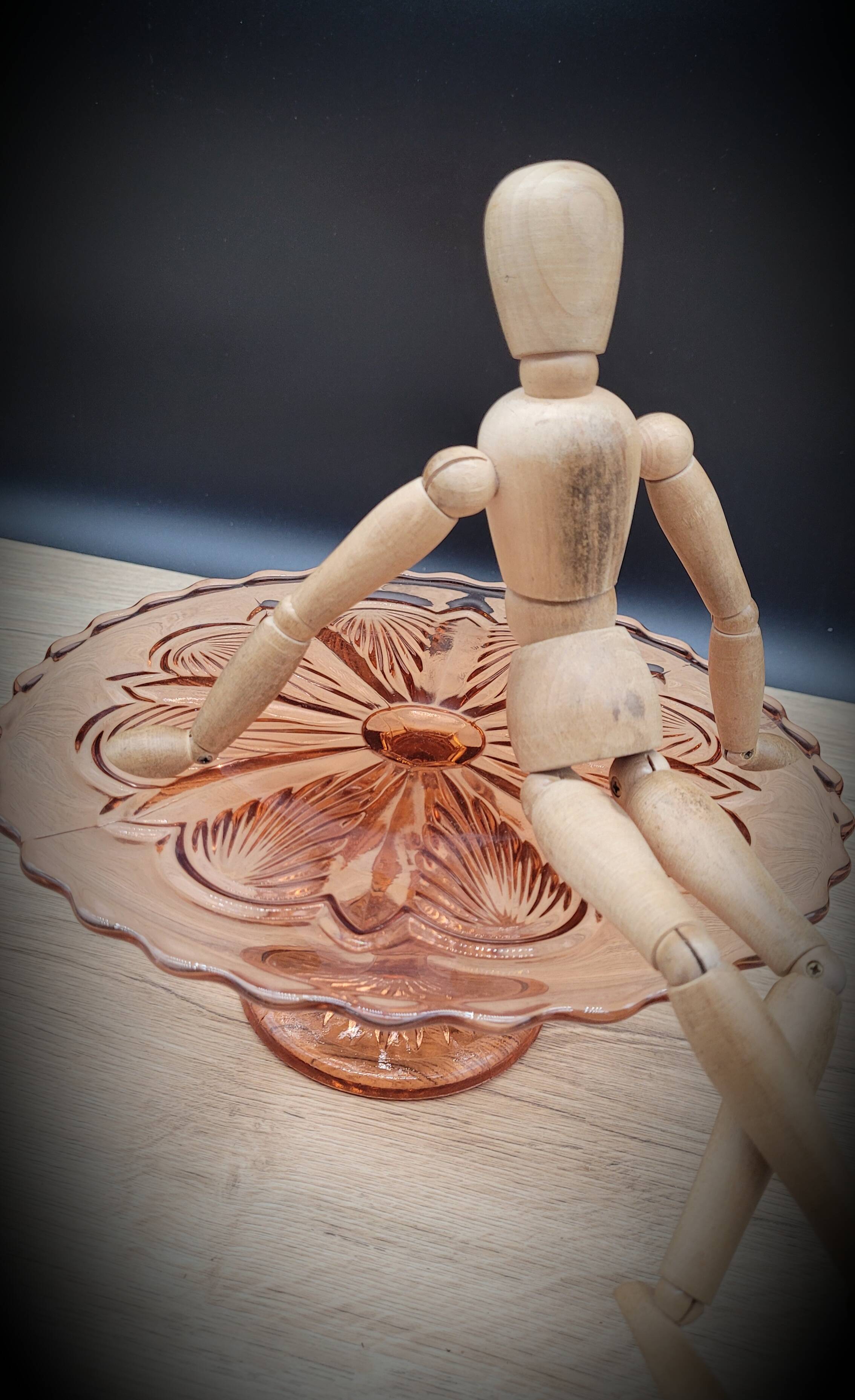 Cake dish on pink foot
