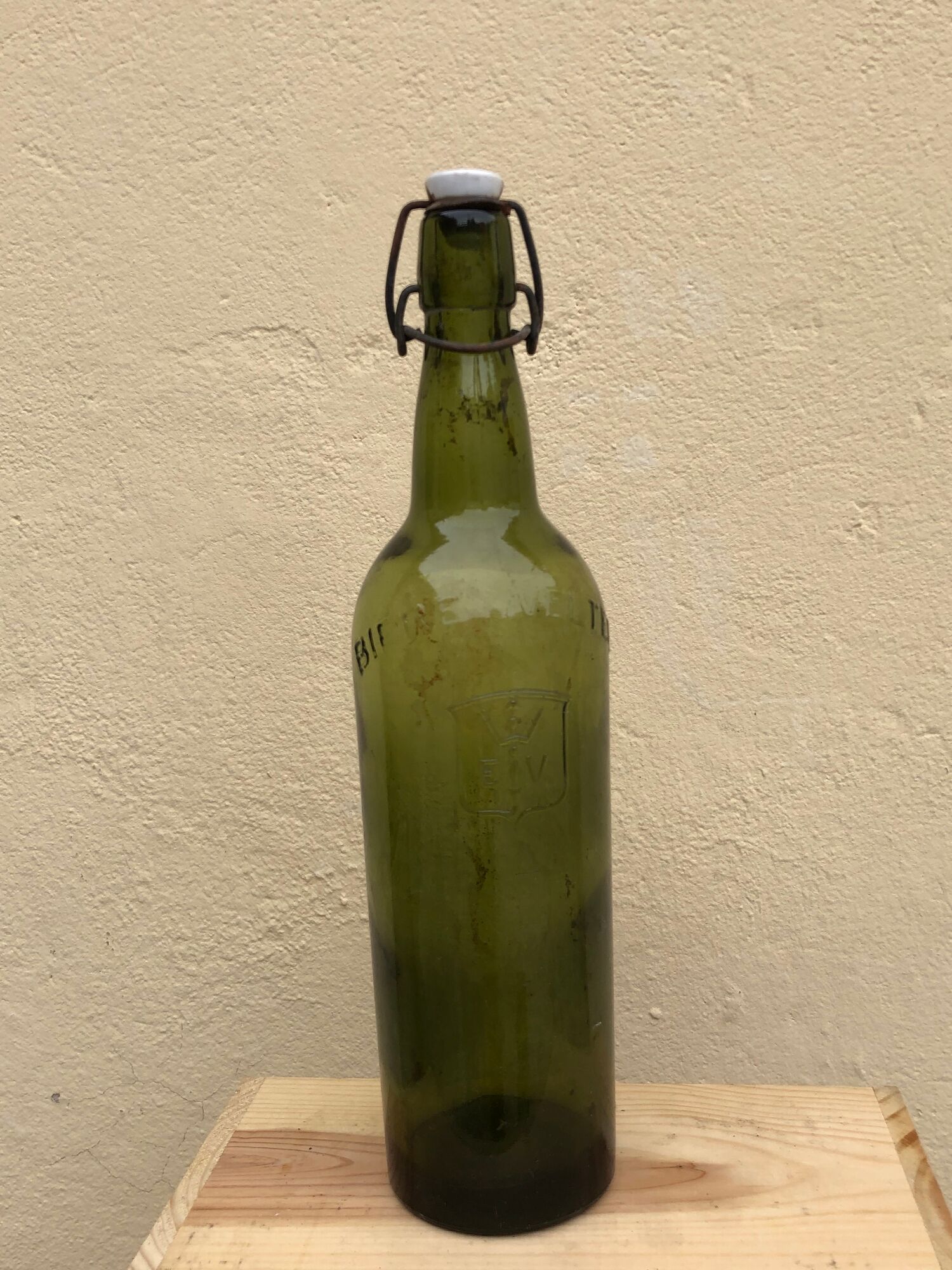 Lot 4 bottles old beers and lemonades blown glass and bistro porcelain