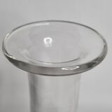 Carafe en verre taillé, motif entrecroisé, hauteur 22 cm, numérotée sous la base