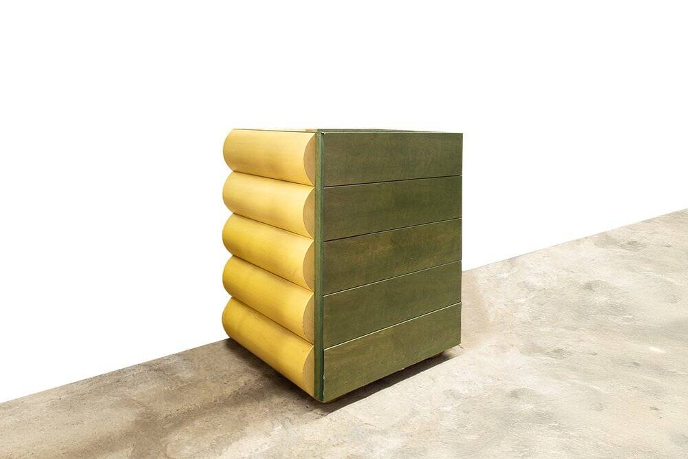 Cassettiera architettonica postmoderna in natural wood and wood tinto all'anilina, anni '80