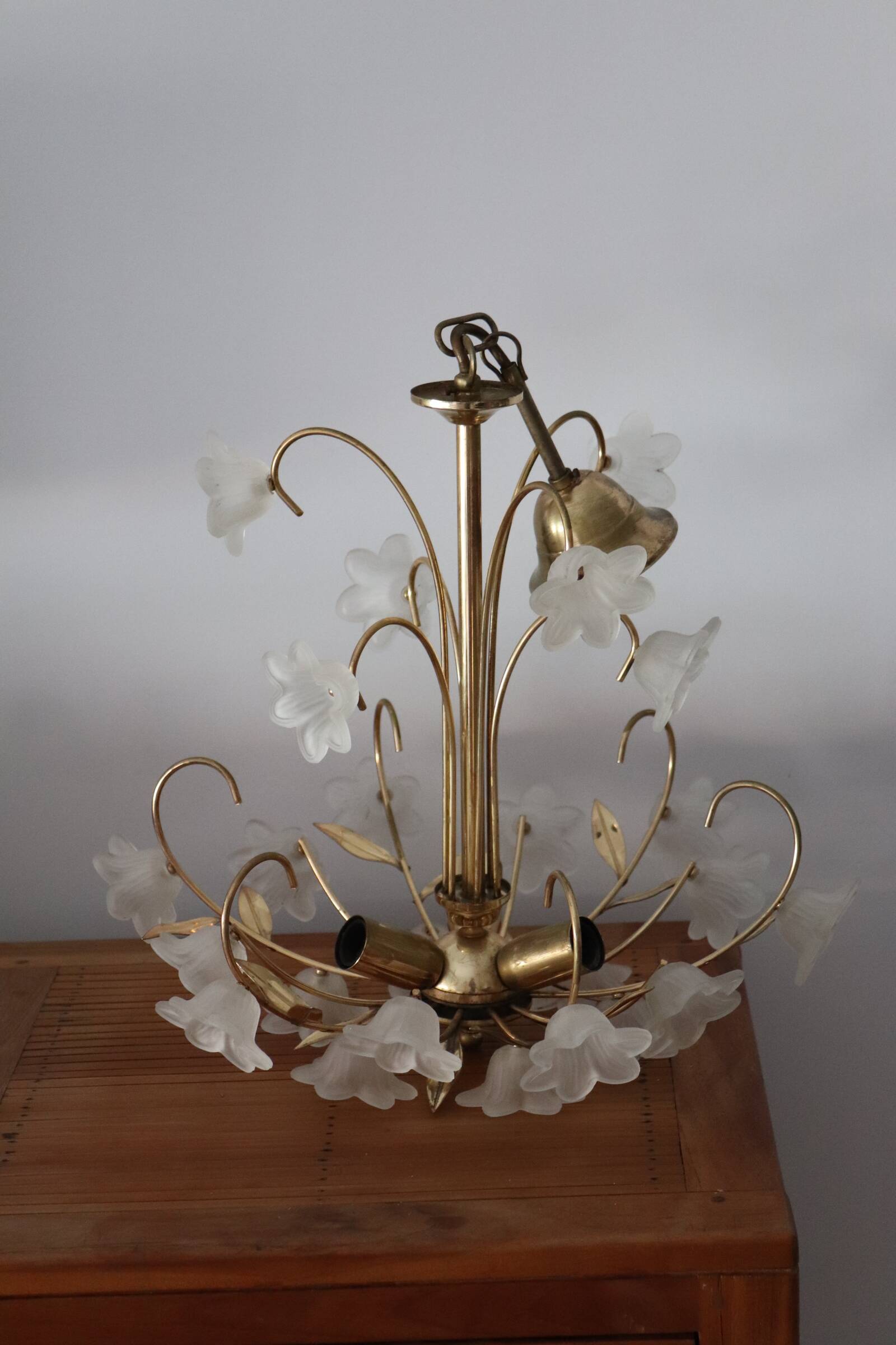 Italian flower chandelier in brass and glass