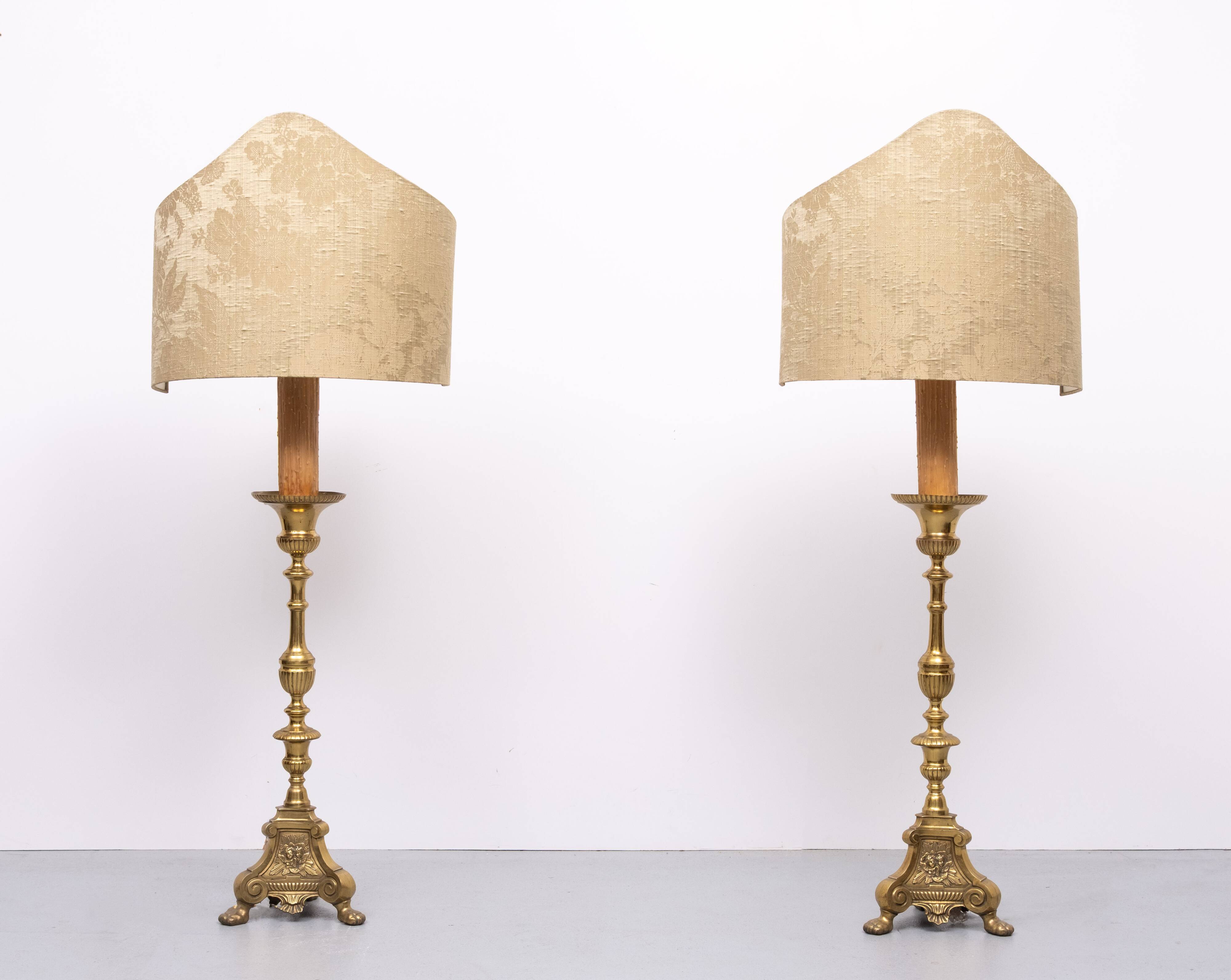 Grands chandeliers d'autel en laiton hollandais du XVIIIe siècle. Lampadaires.