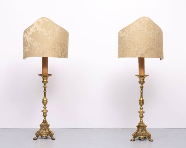 Grands chandeliers d'autel en laiton hollandais du XVIIIe siècle. Lampadaires.