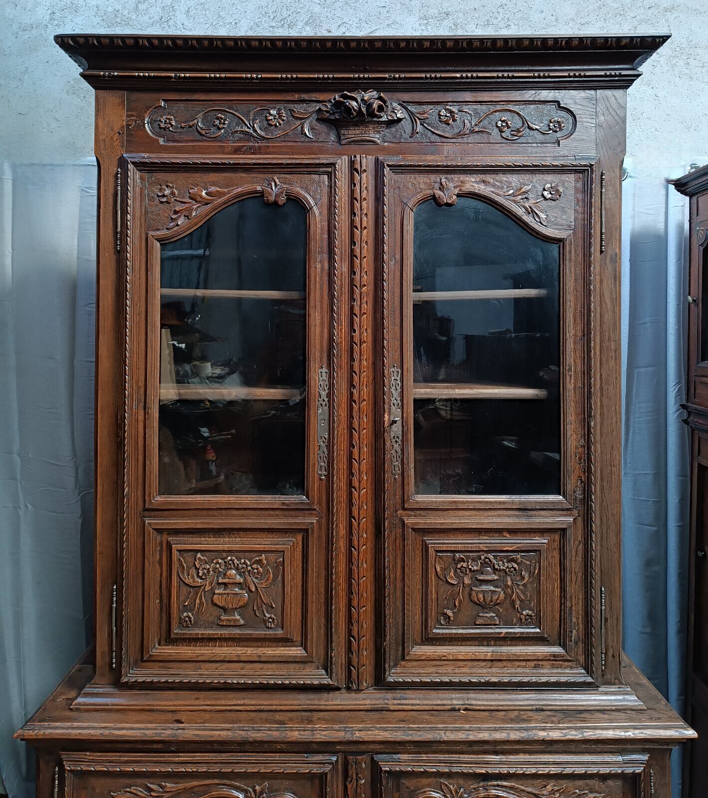 Buffet with 2 bodies in carved oak, Louis XV style, 19th century.