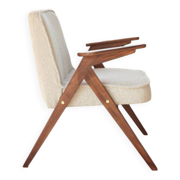 Fauteuil scandinave blanc cassé bouclé conclu par Chierowski