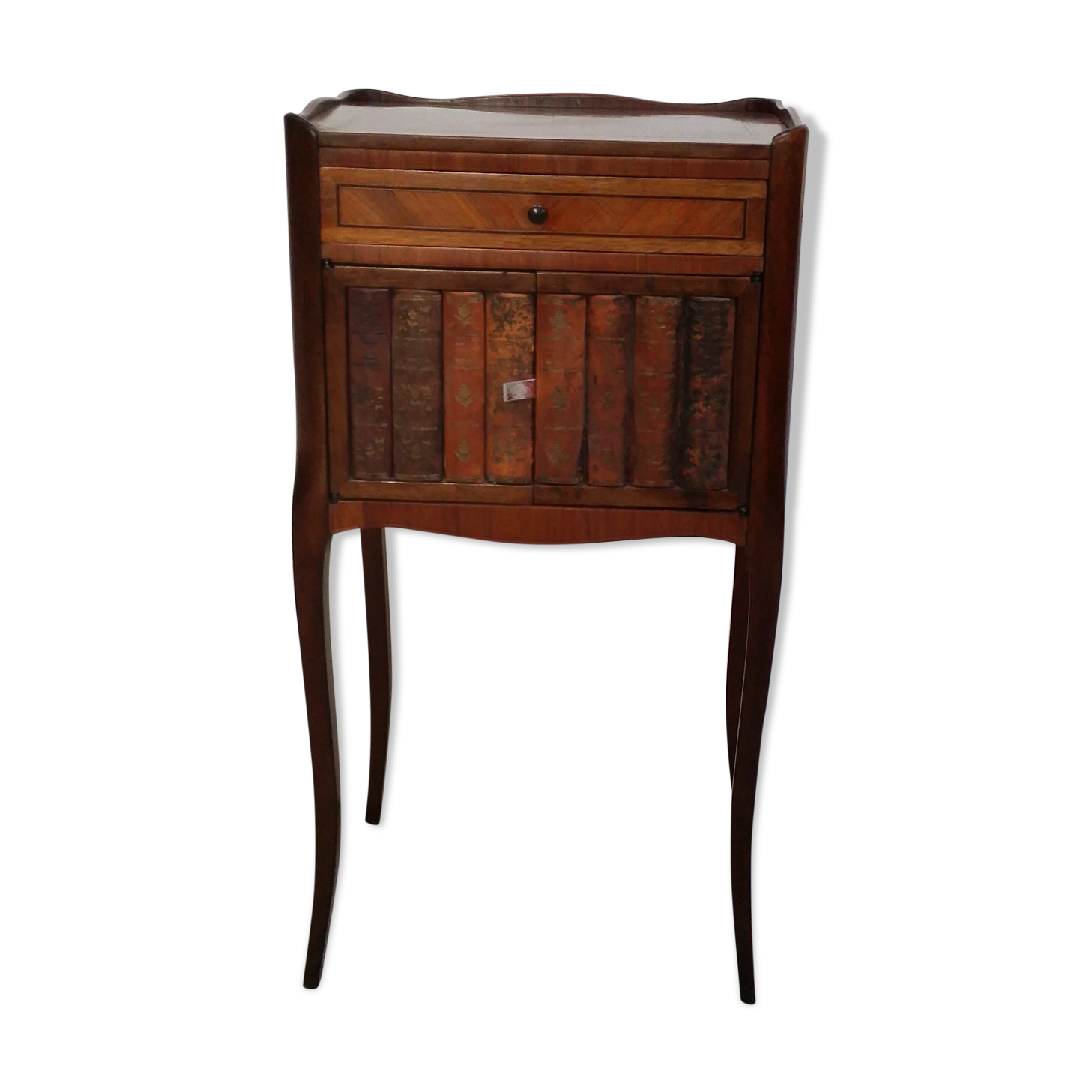 chest of drawers of vestibule where entrance hall